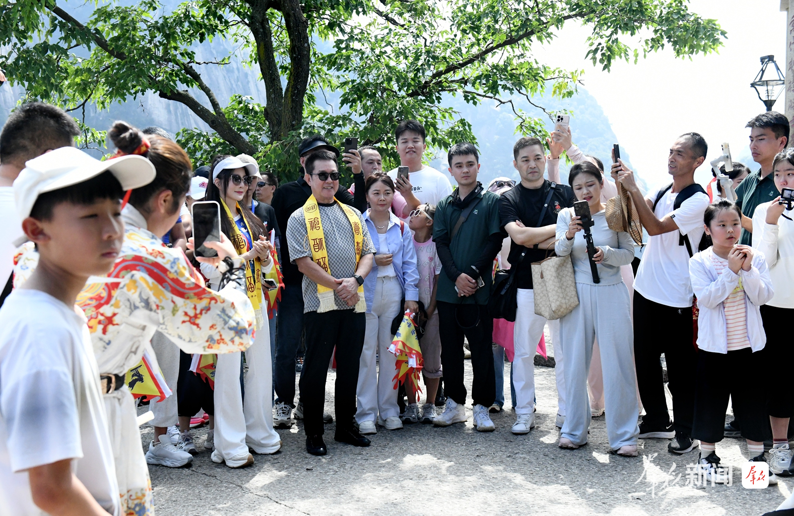 在华山北峰纪念亭,两位演员近距离观赏国家级非遗华阴老腔实景展演 配图5
