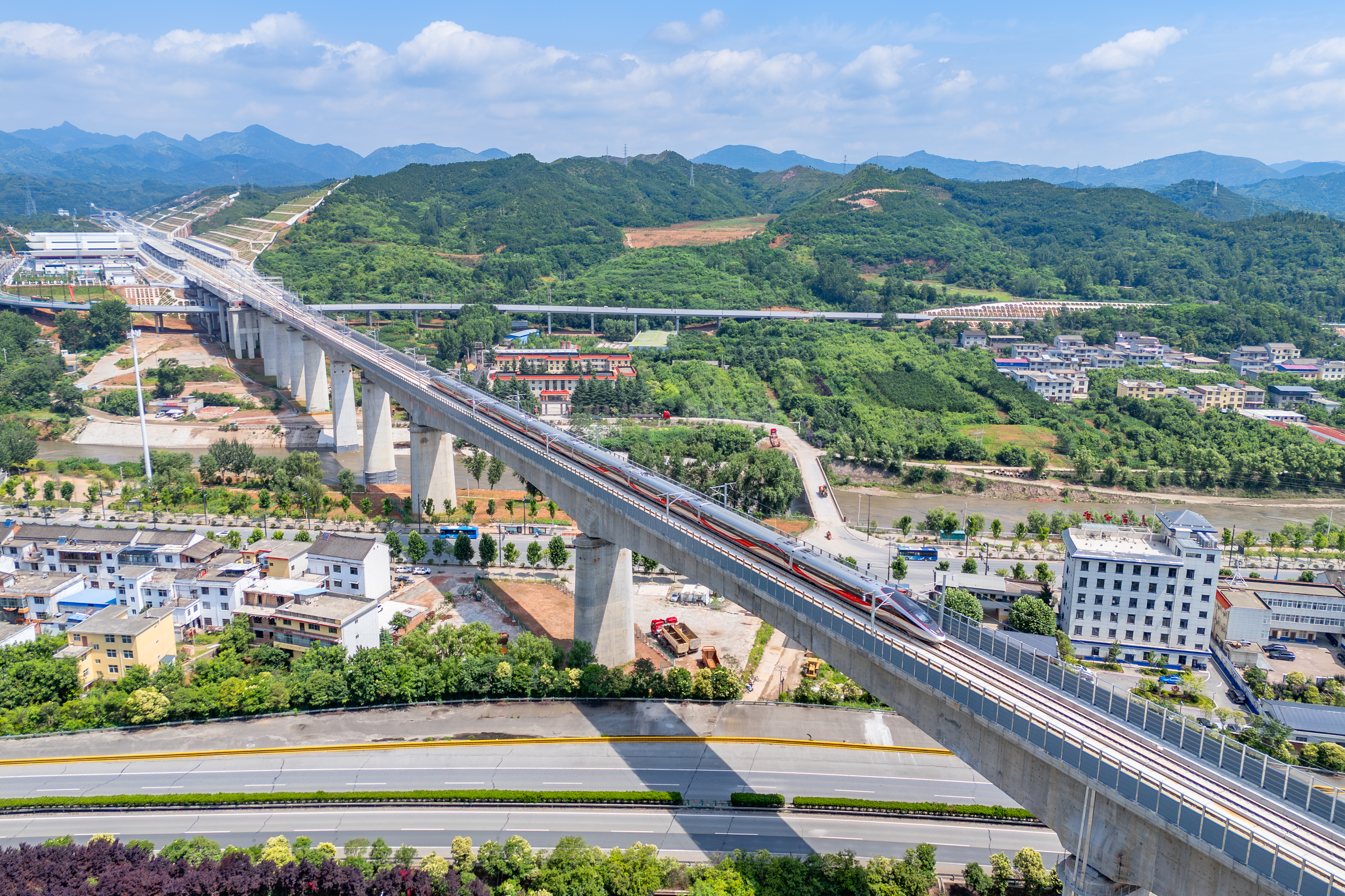 组图 | 西安铁路局今年以来旅客发送量突破1亿人次
