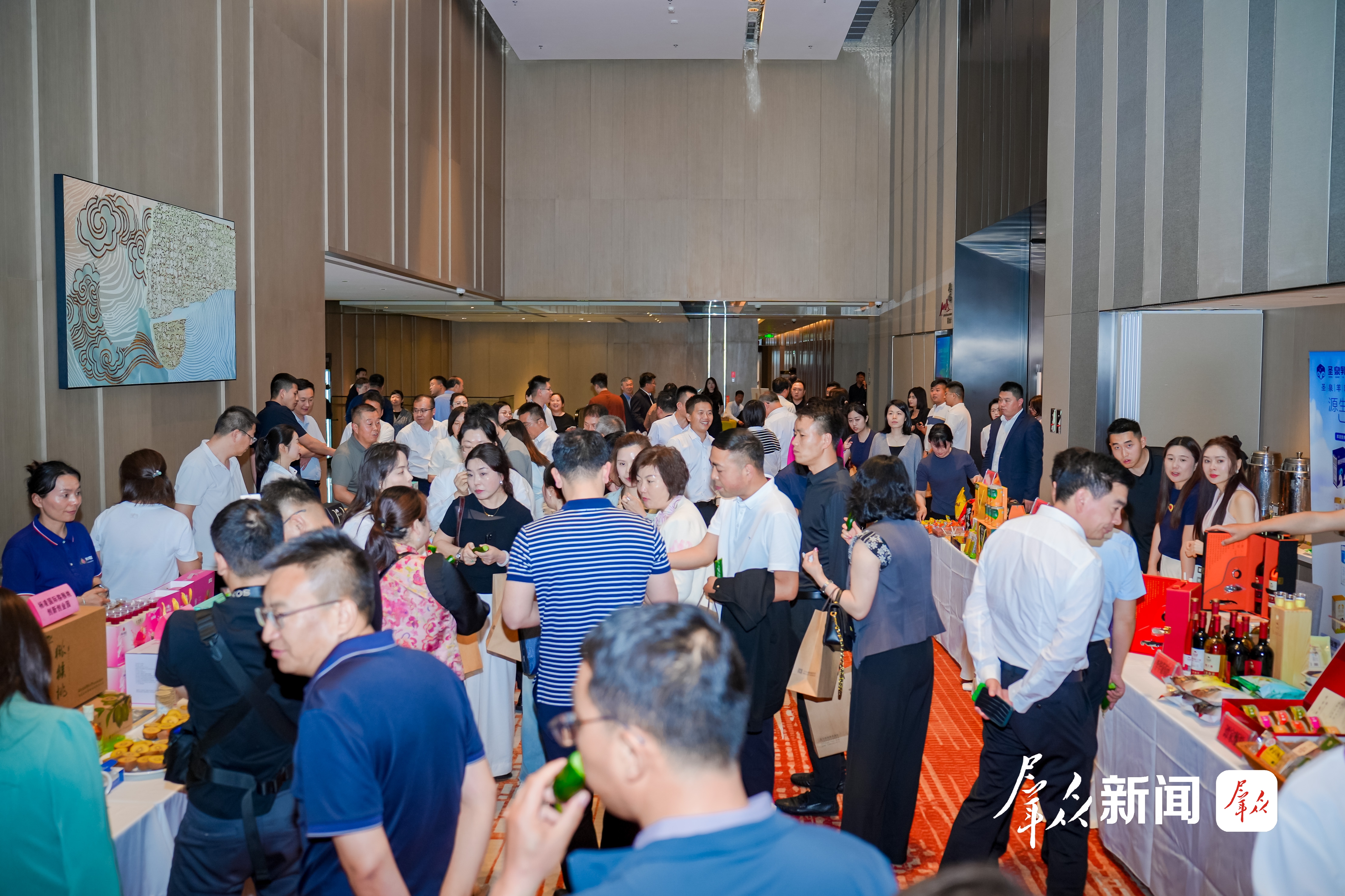 在丝博会的重点产业推介会现场,来自杨陵区的特色产品吸引不少人驻足(资料照片)。 通讯员 吕新涛摄