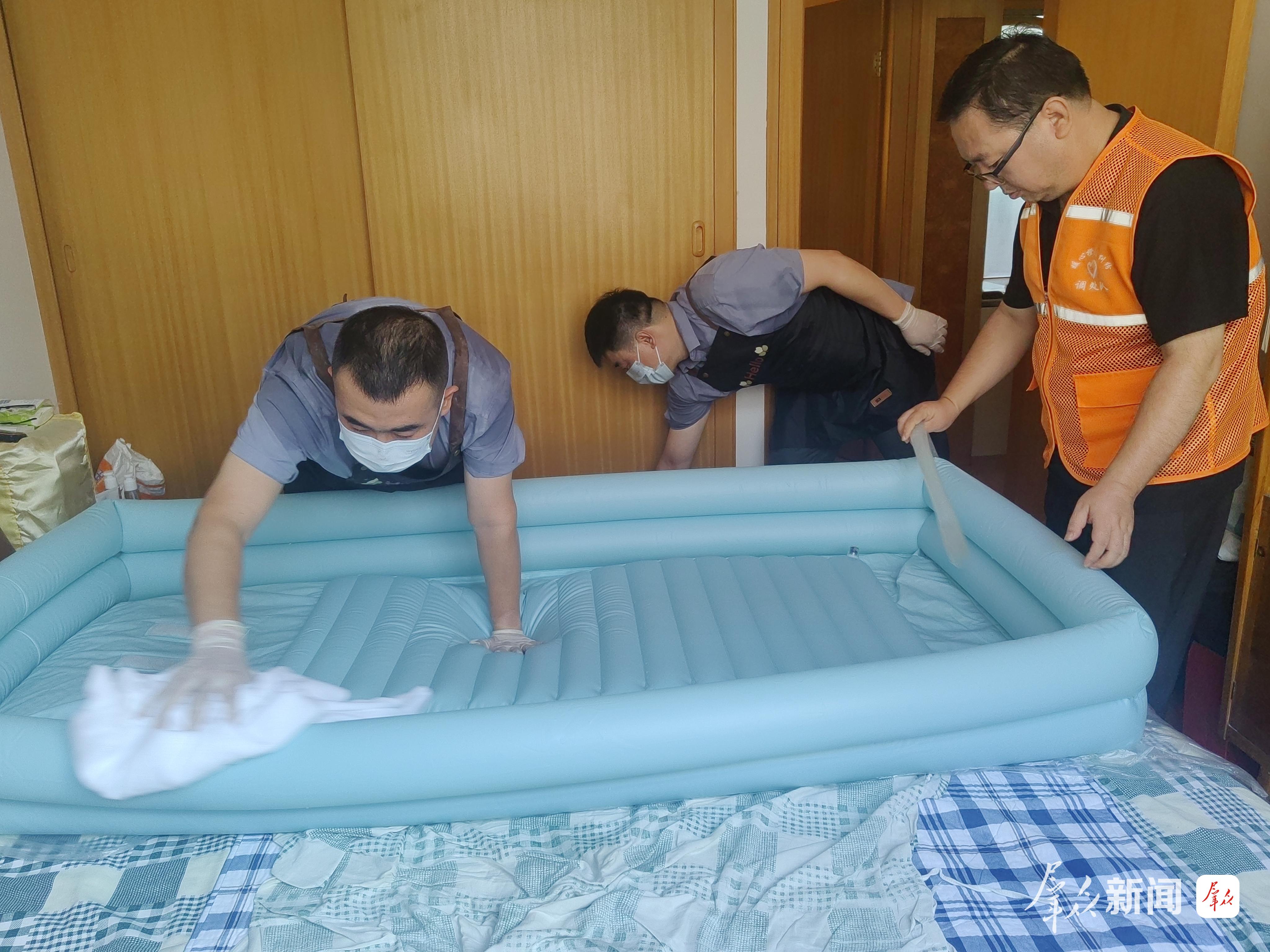 北方动力社区“红韵浴晚晴”服务小组工作人员进行浴后清理工作。
