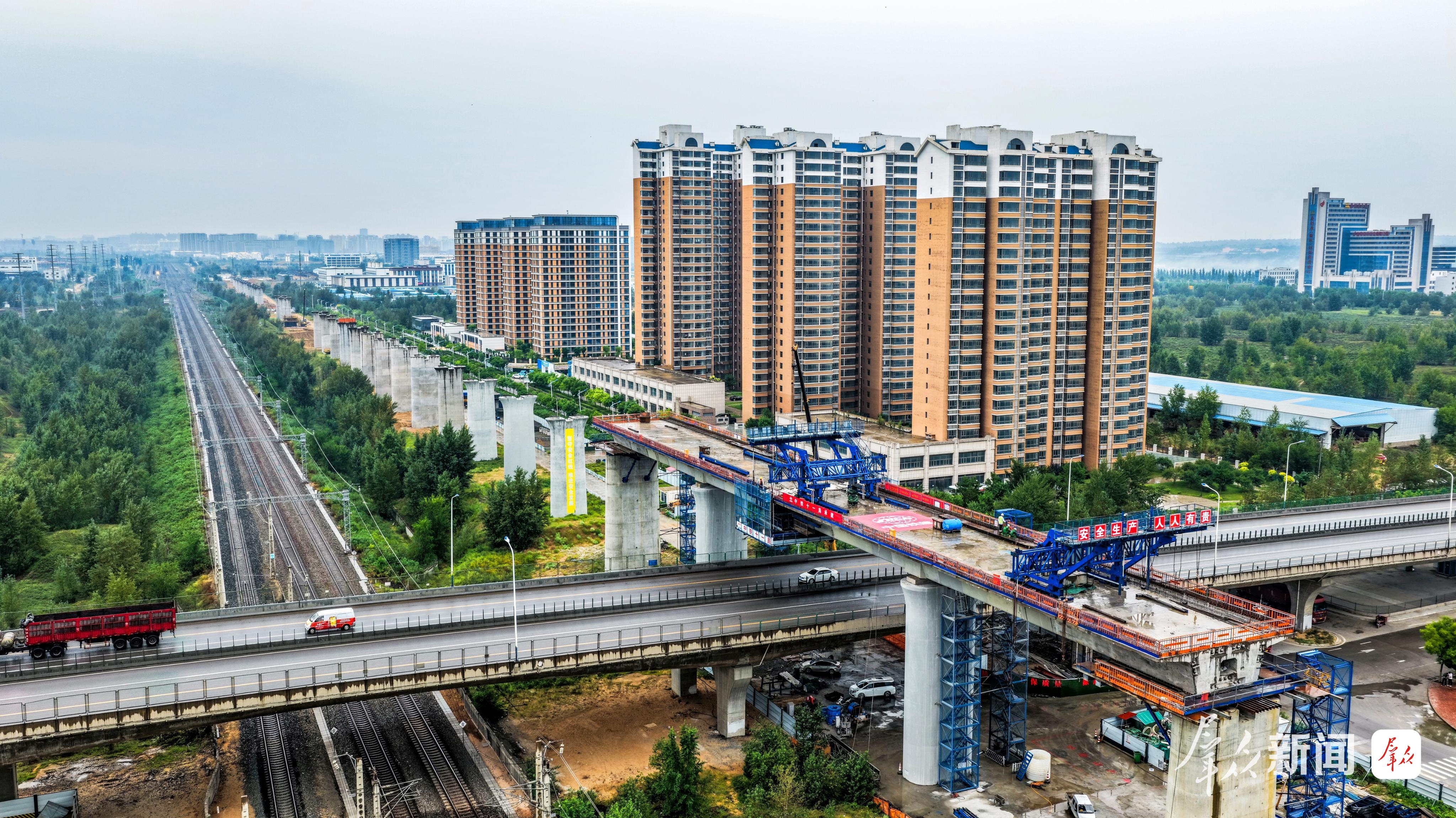 8月28日,建设中的闫庄则跨包西立交特大桥。通讯员 常旭峰摄