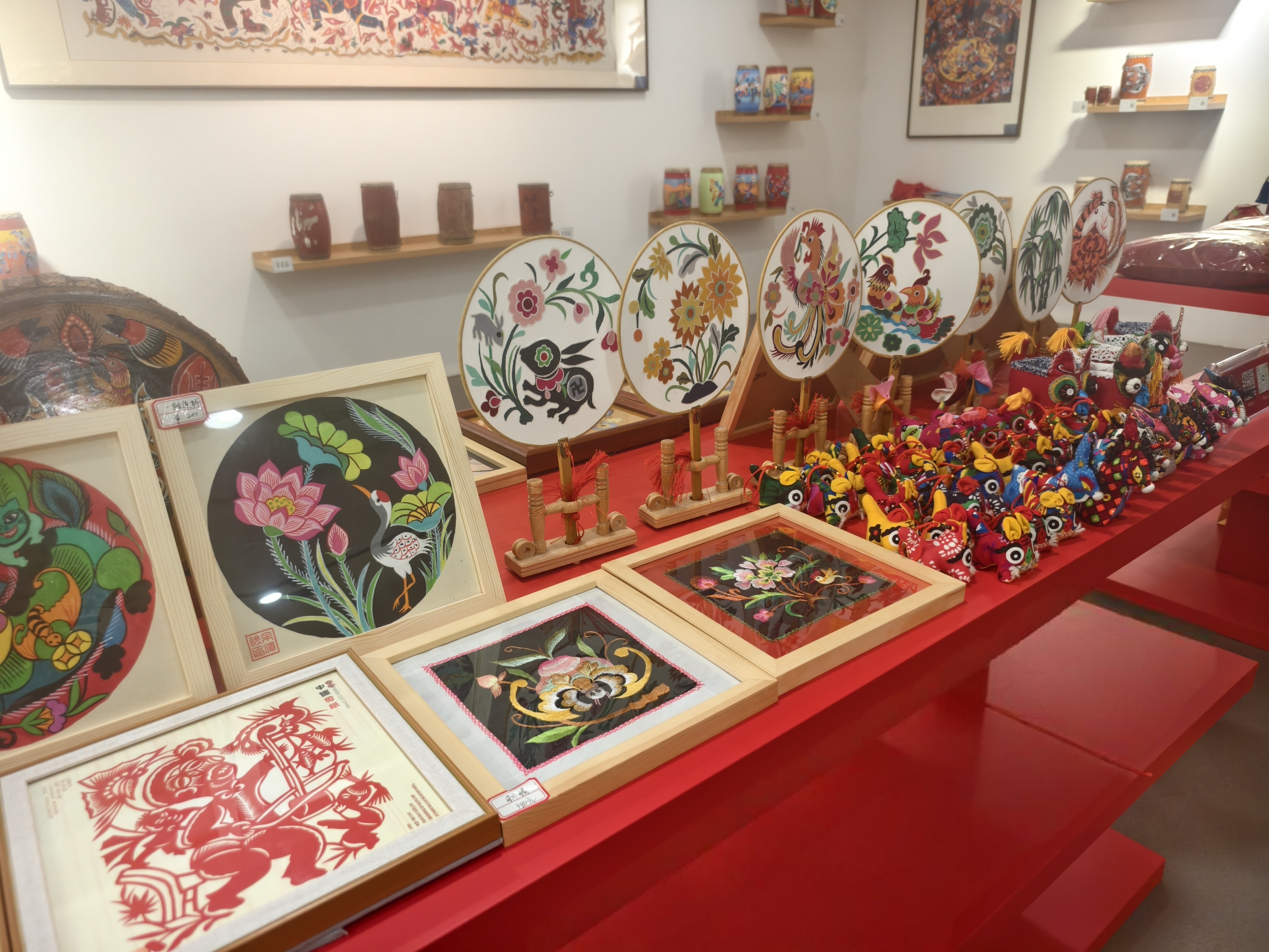 布老虎、团扇、绣品、剪纸陈列一室,是陕北剪纸、布堆画等民间美术类非遗的日常样态。