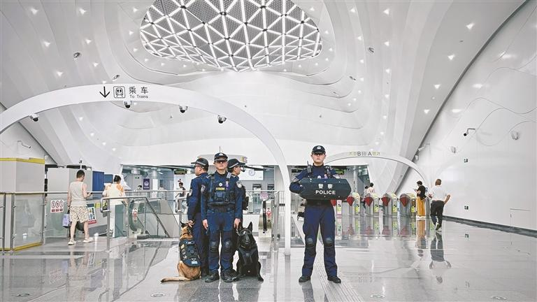 西安公交轨道公安：温情护航暑运平安旅途
