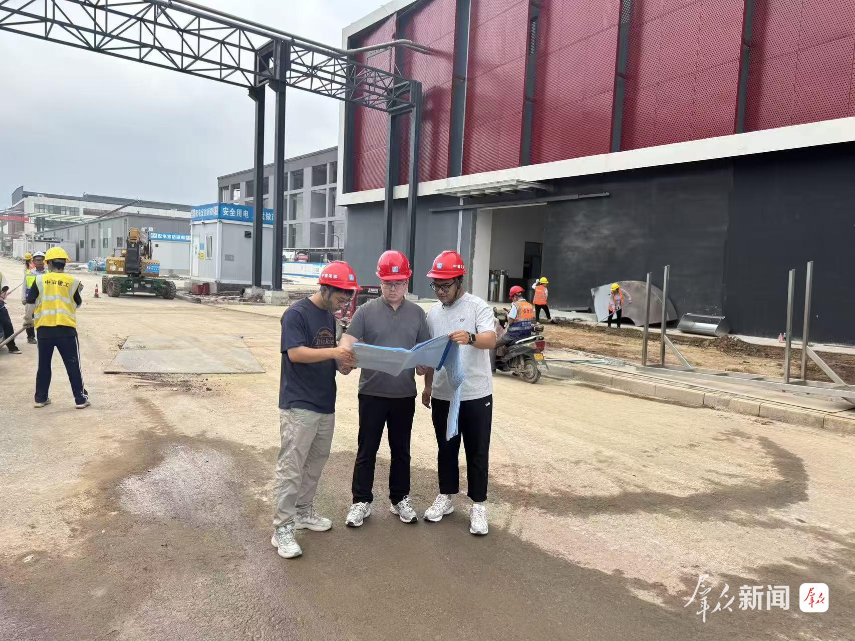 宝鸡市凤翔区柳林镇副镇长朱正在项目现场实地勘察,核对项目建设图纸。