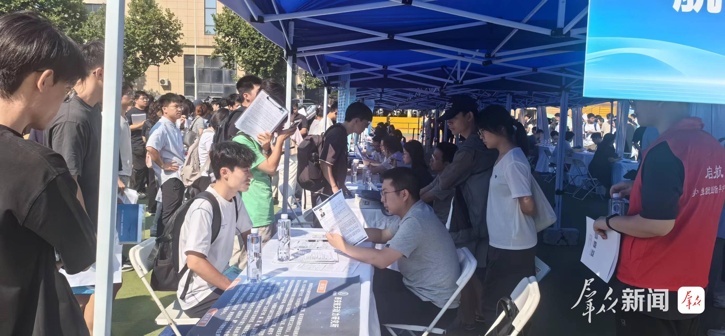 招聘活动现场。 群众新闻记者 沈谦摄