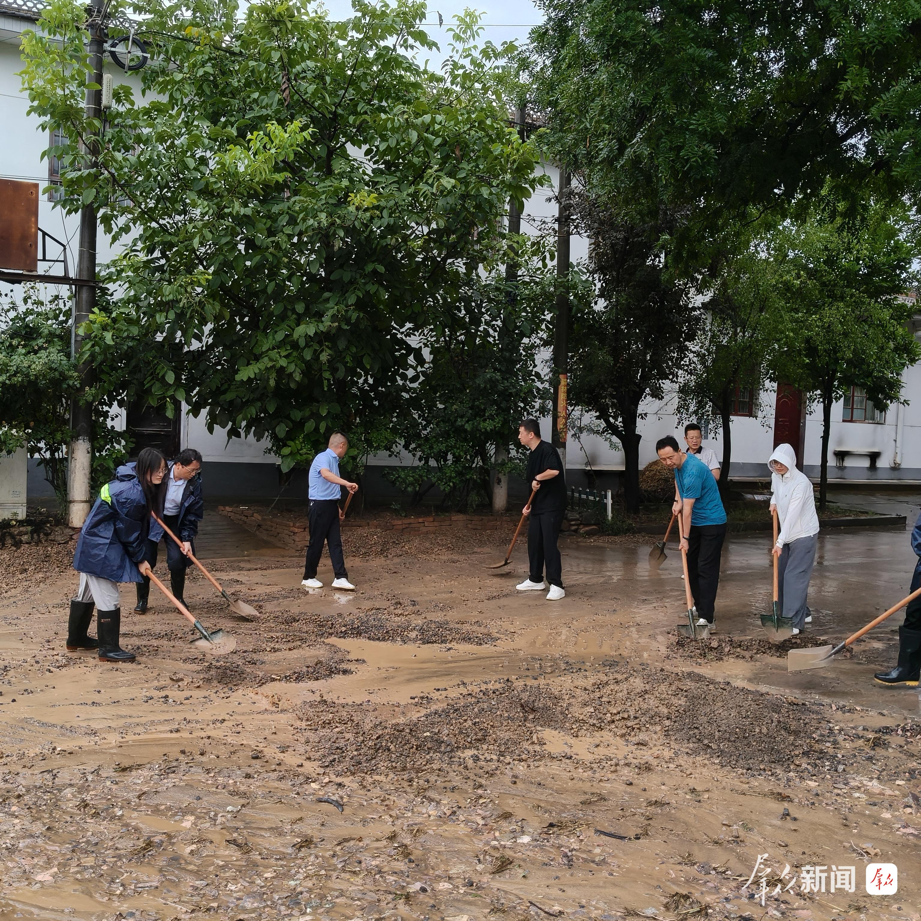 在宝鸡市凤翔区长青镇长青村,暴雨后,基层干部道路清淤。