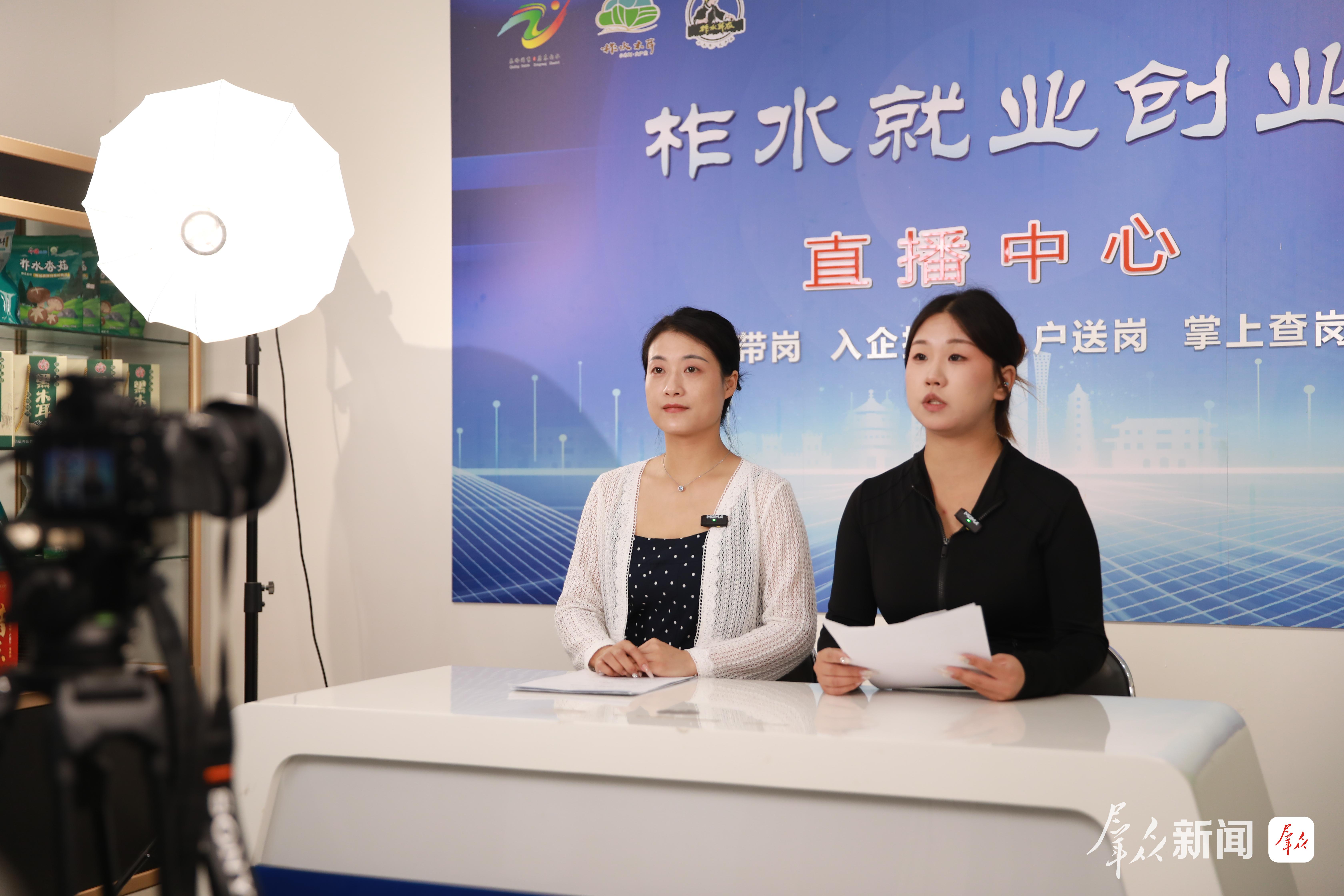 图为9月1日,在柞水县零工市场直播带岗区,主播在推介企业用工信息。