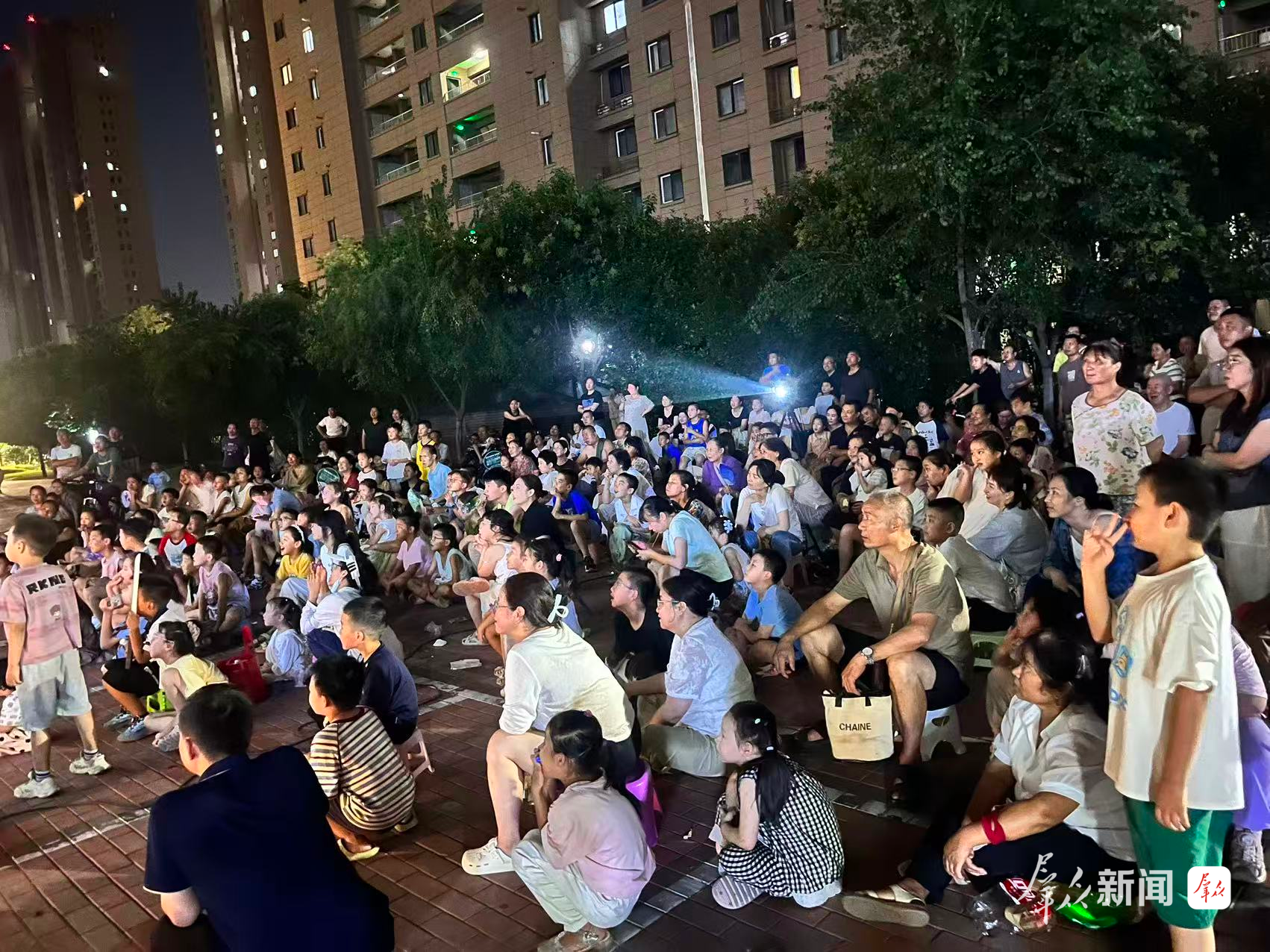 8月21日,高陵区公益电影放映走进崇皇街道金鹿社区