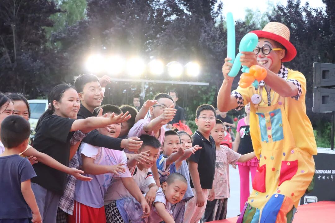 趣味互动环节吸引孩子们踊跃参与 现场欢声笑语 1788161622383053540.jpg