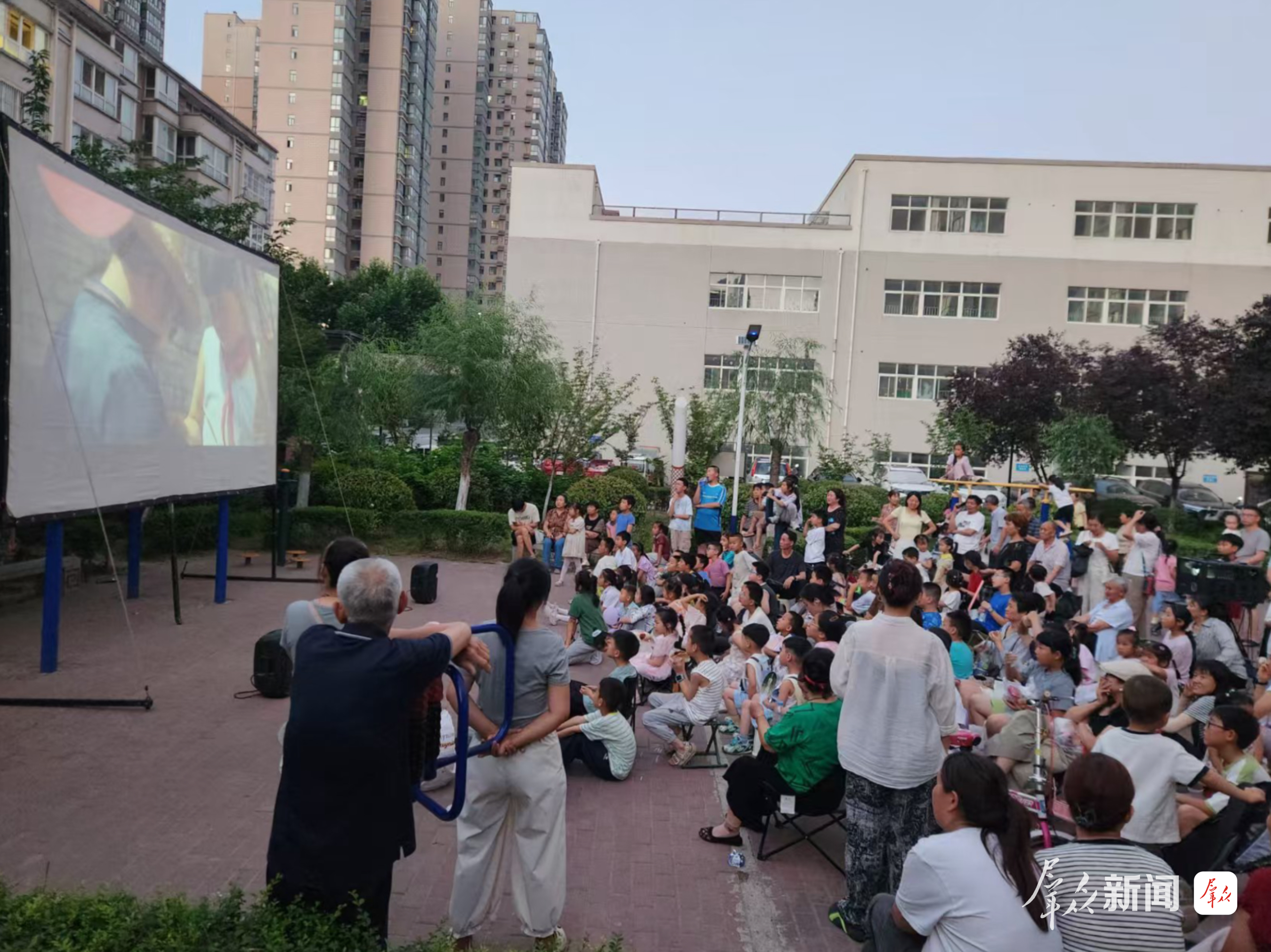 高陵区公益电影放映活动走进泾渭街道渭滨社区。