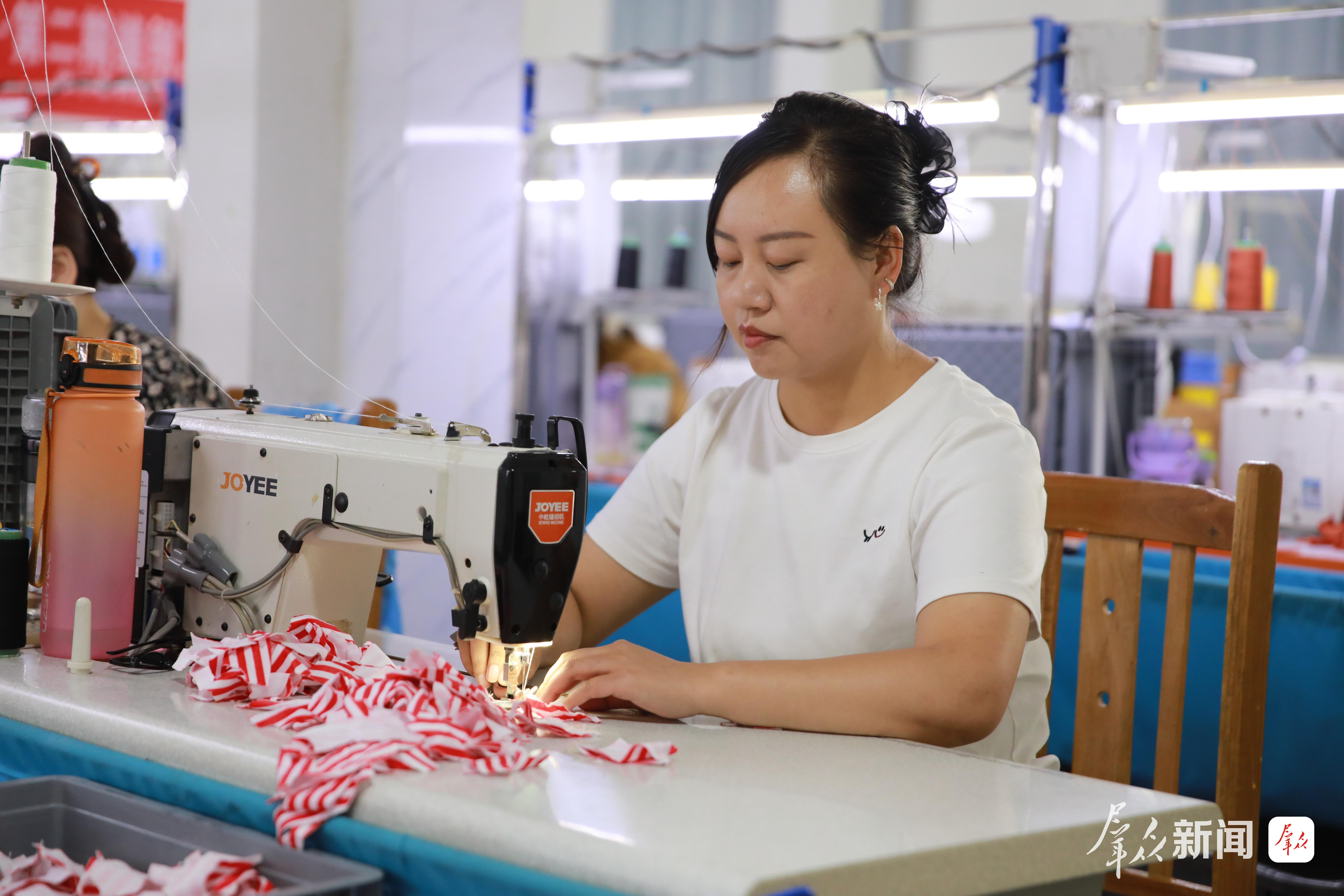图为9月1日,在柞水县润安毛绒玩具厂生产车间内,工人在加工毛绒玩具裁片。