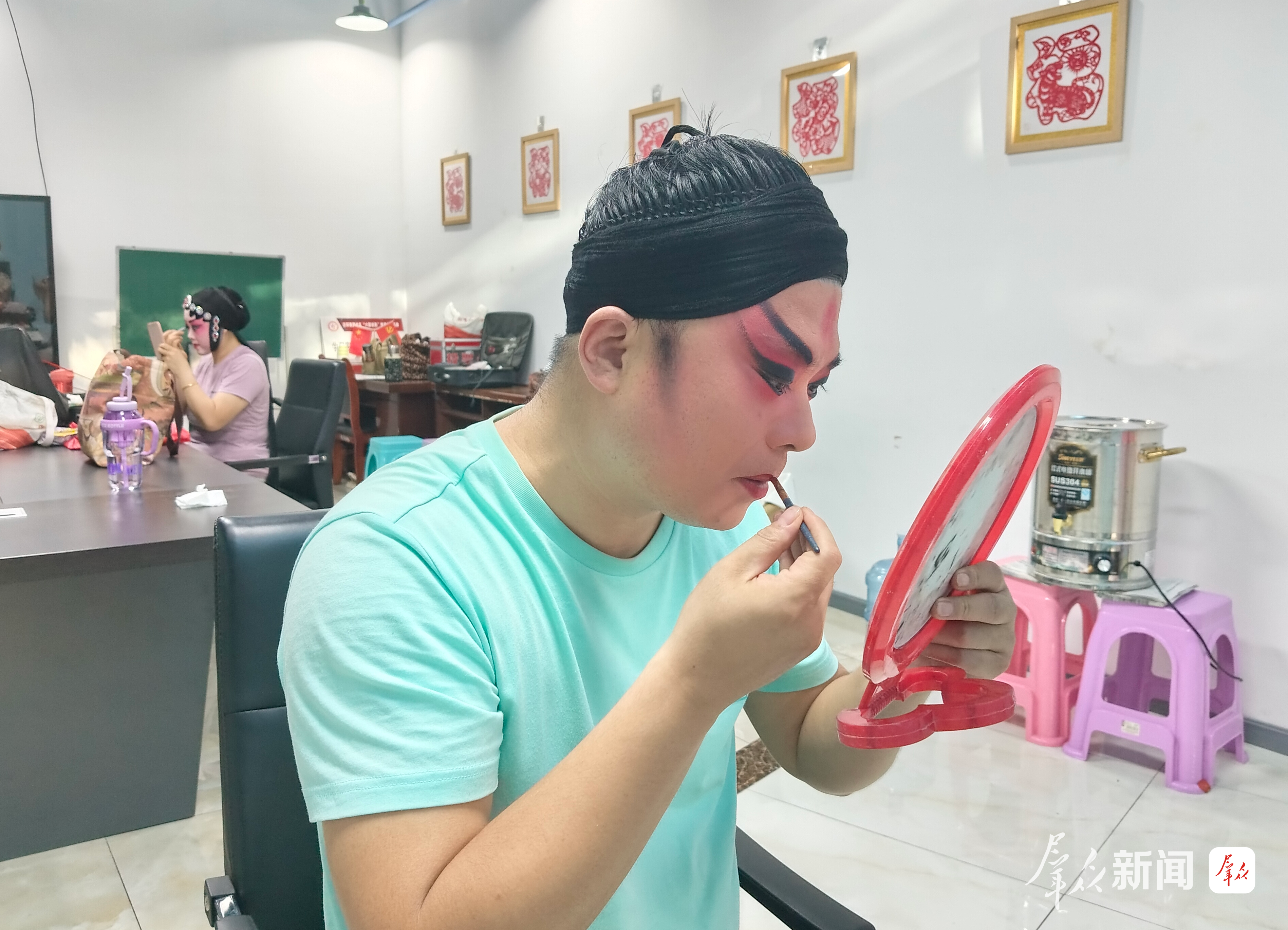 勾彪在后台化妆。