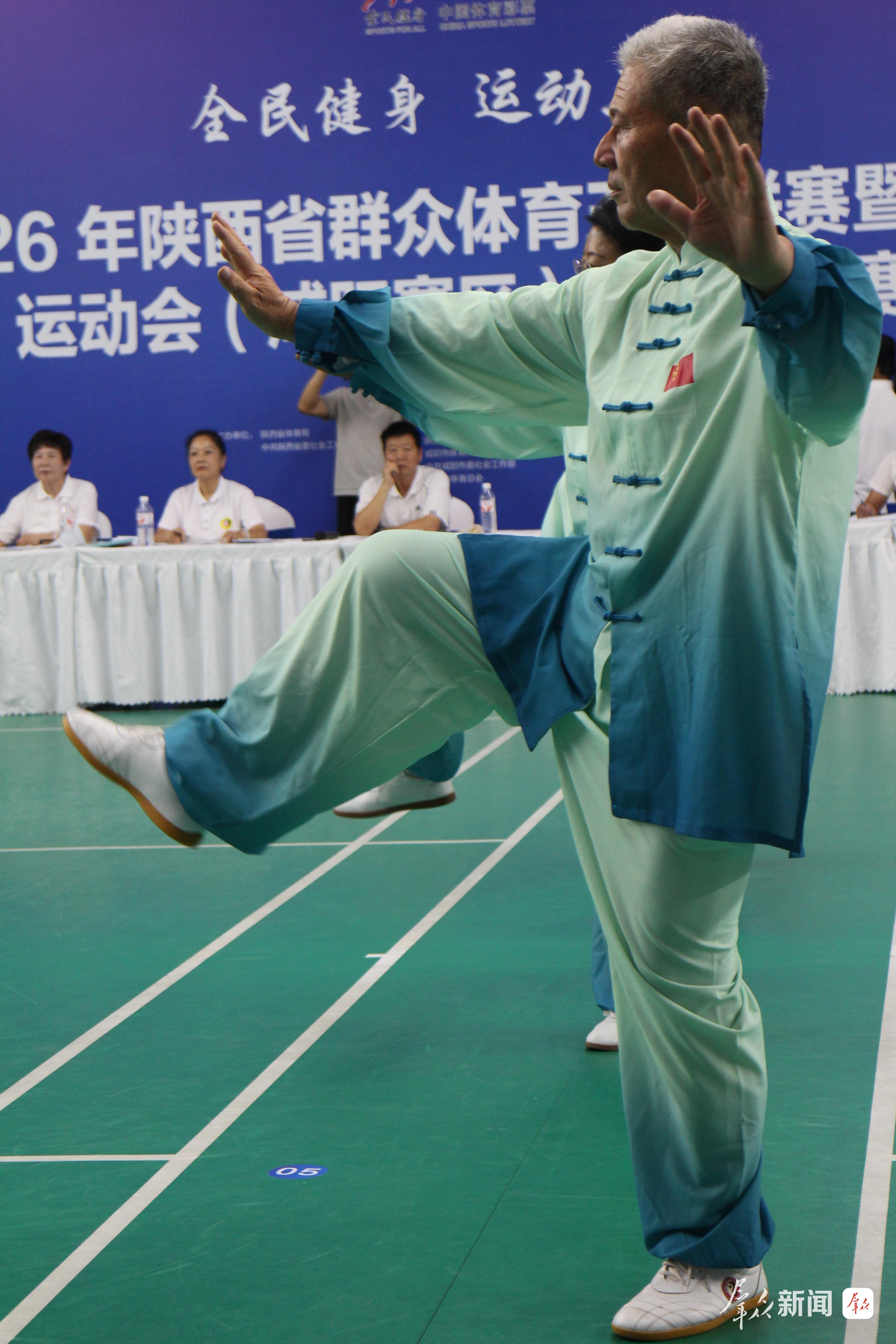 9月5日,来自咸阳市各区县的太极拳运动爱好者,正在“全民健身 运动三秦”2026年陕西省群众体育五级联赛暨社区运动会(咸阳赛区)太极拳比赛现场进行个人项目比赛。