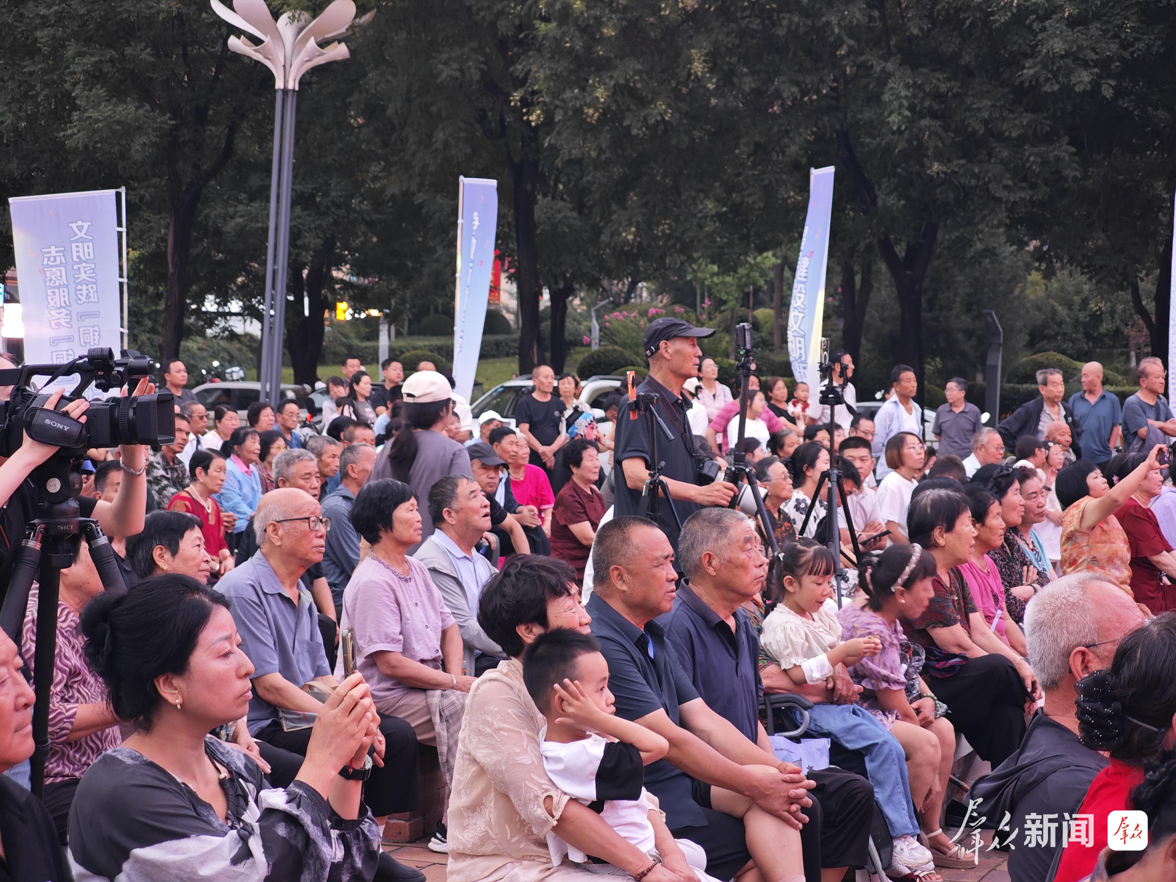 大赛活动现场,众多市民前来观看。群众新闻记者 王志辉摄