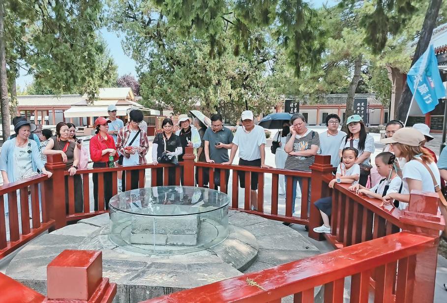 8月27日,游客在黄帝陵景区参观游览。