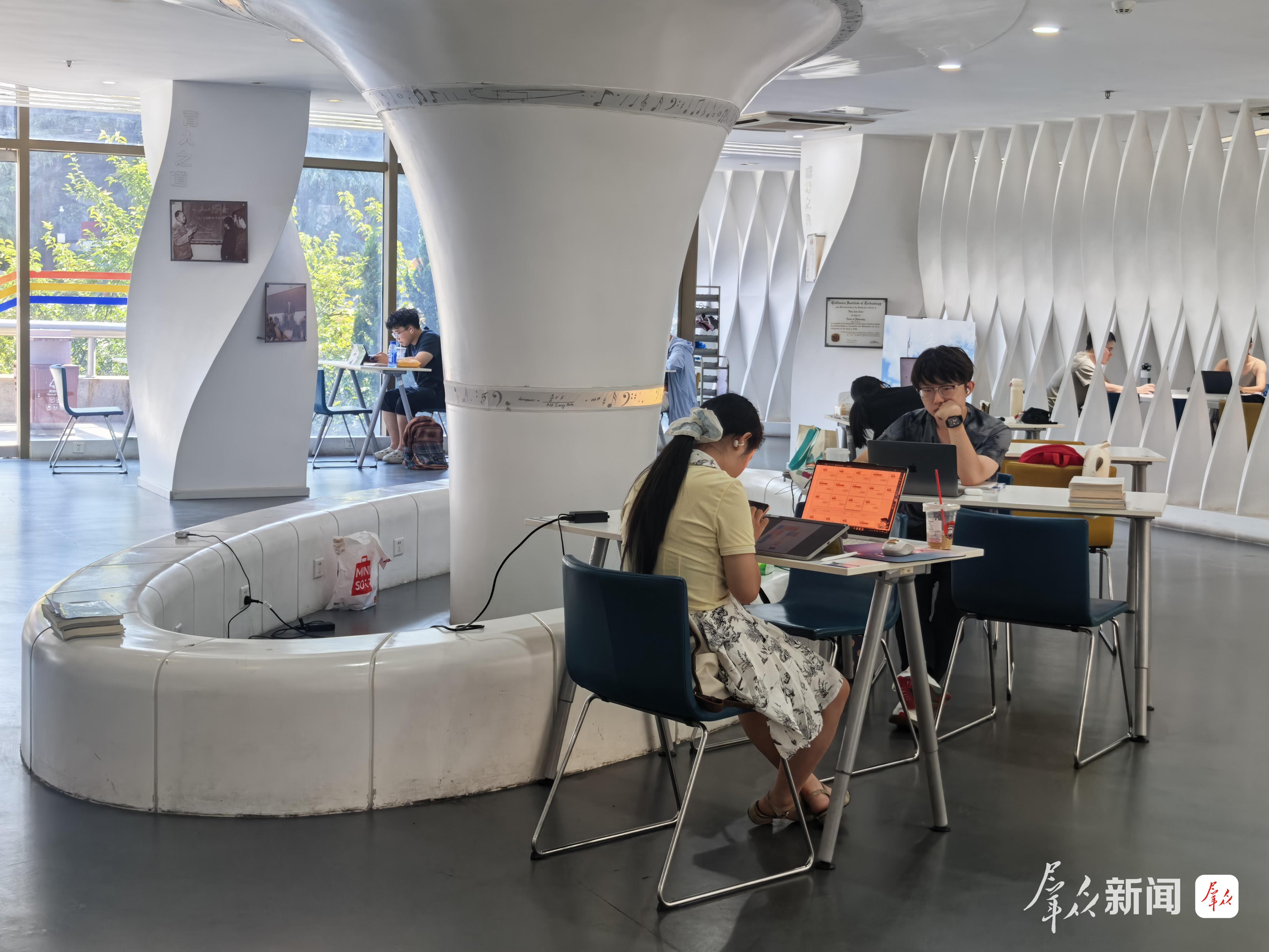 在西安交通大学钱学森图书馆自习的学子们。