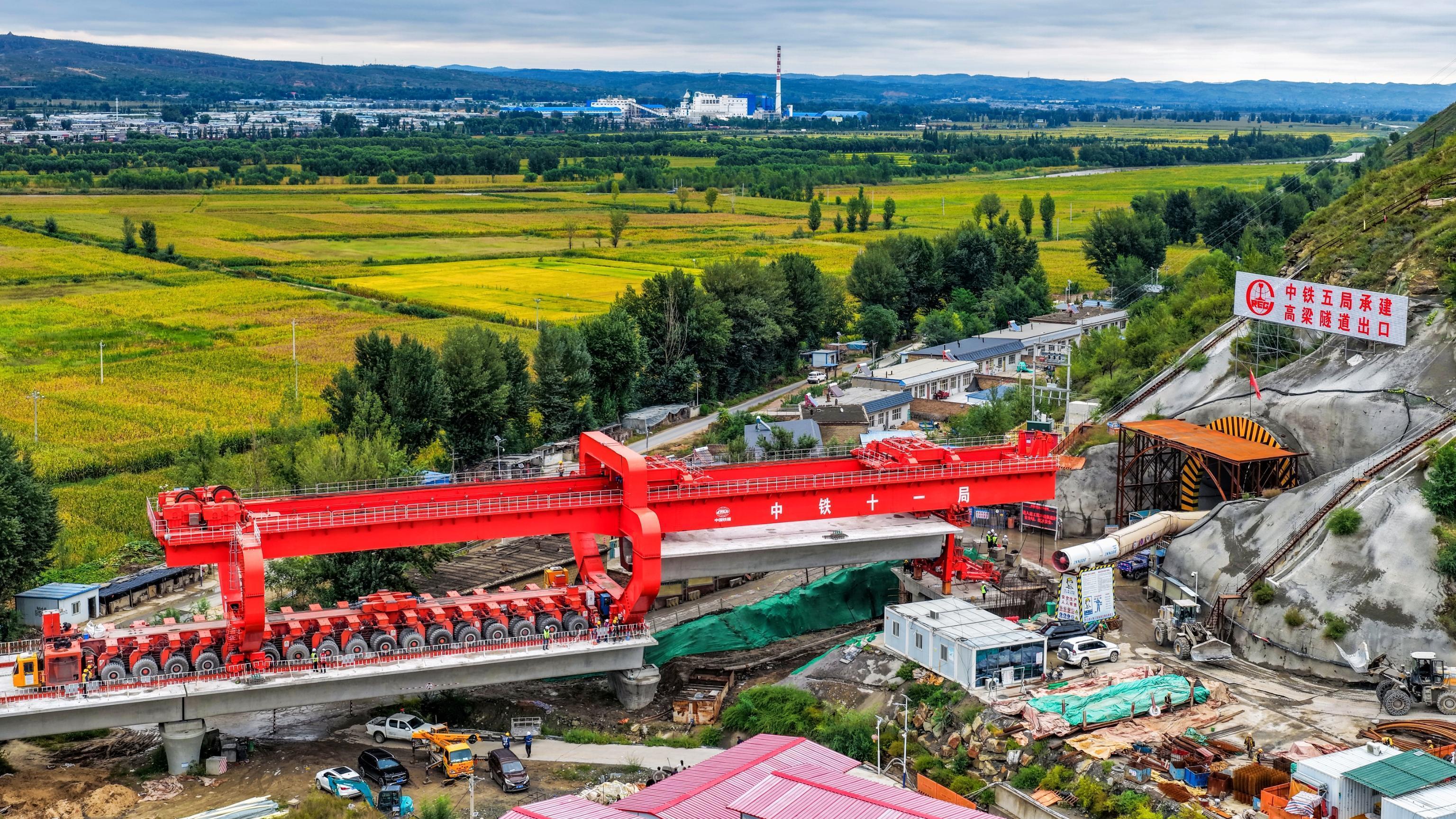 延榆高铁建设再传捷报！全线首架方向箱梁架设完成