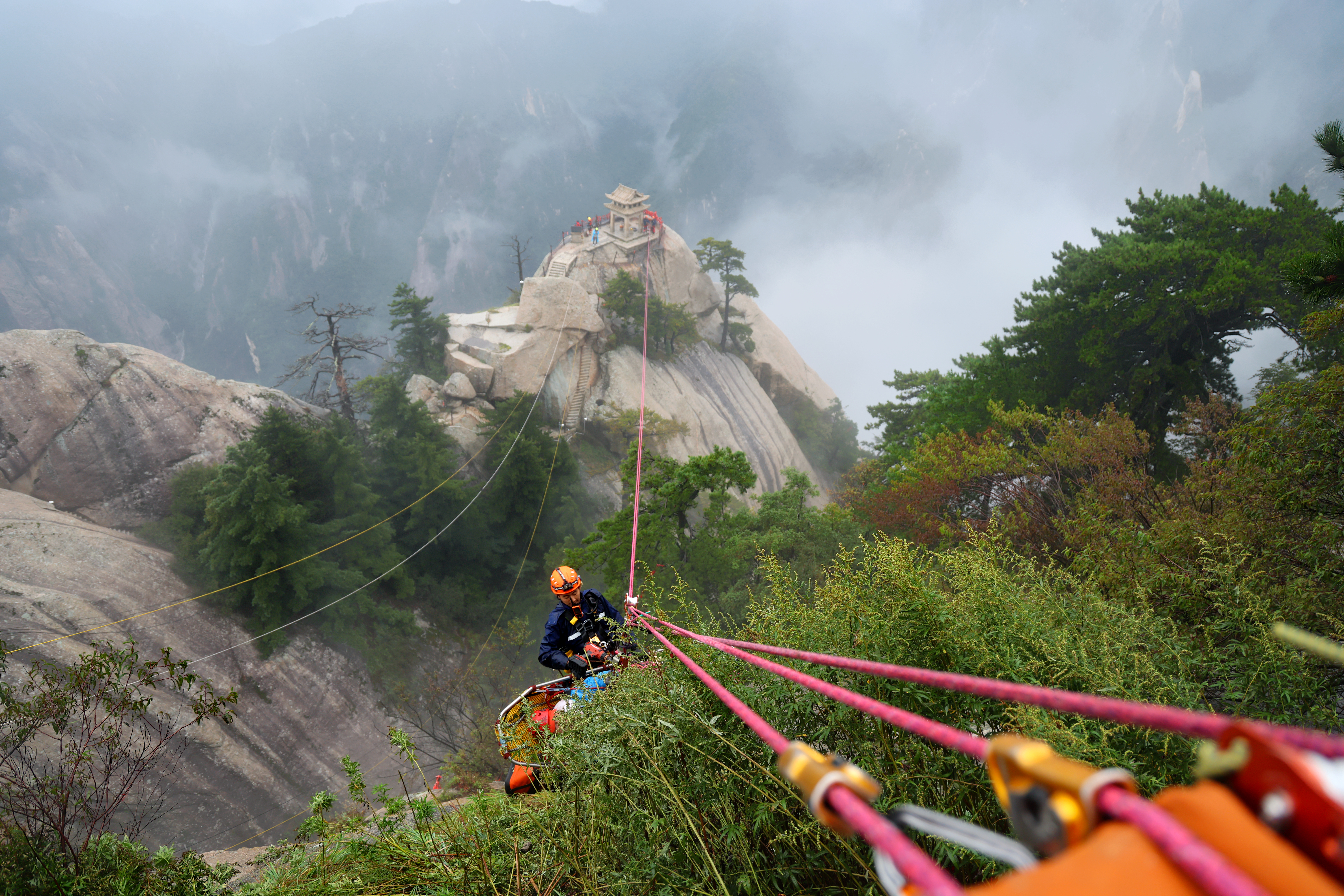 绝壁之上——从“华山之巅”看中国山地救援体系化的进阶之路