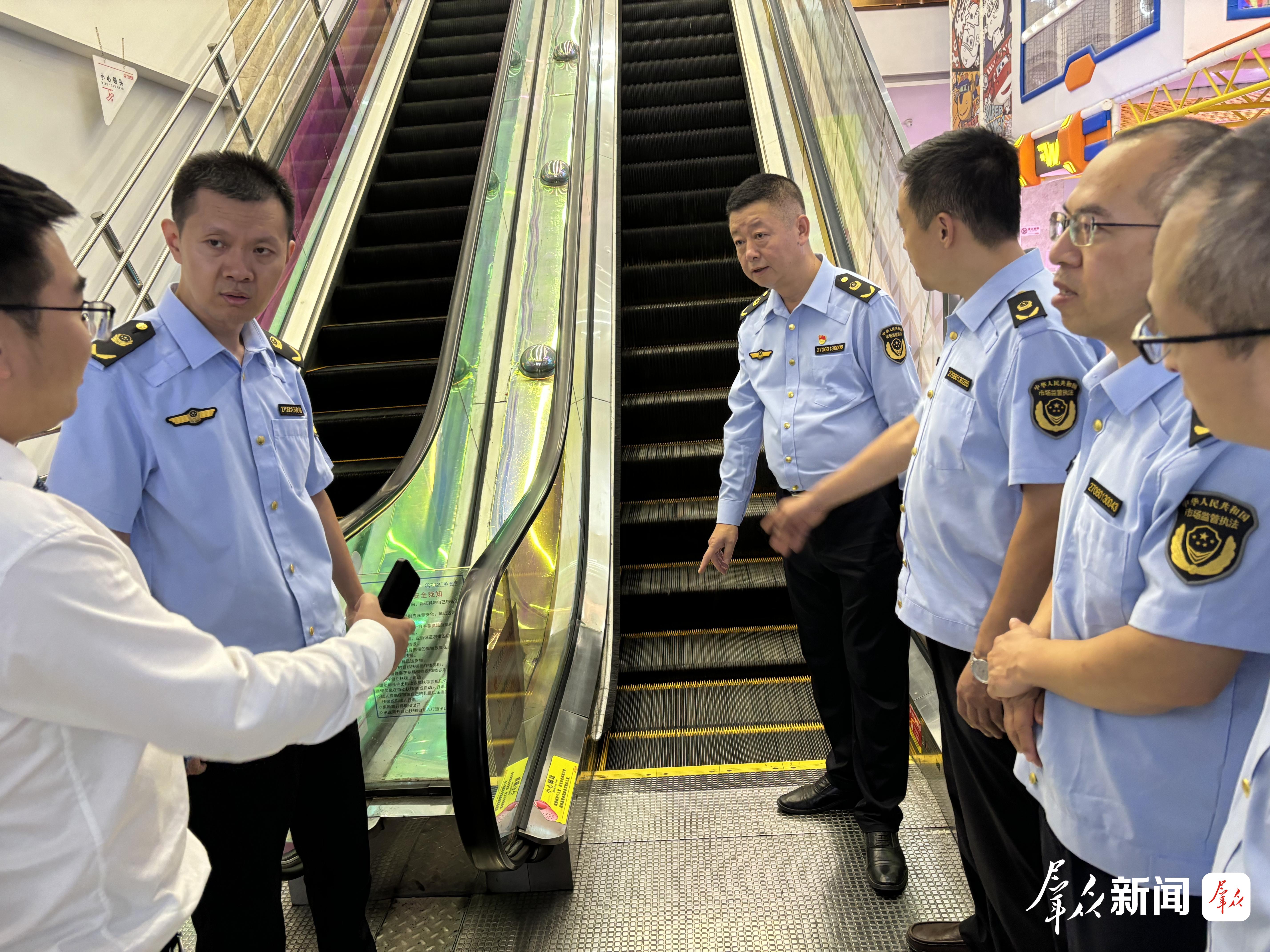 宝塔区市场监督管理局工作人员深入辖区商场开展自动扶梯安全专项检查。