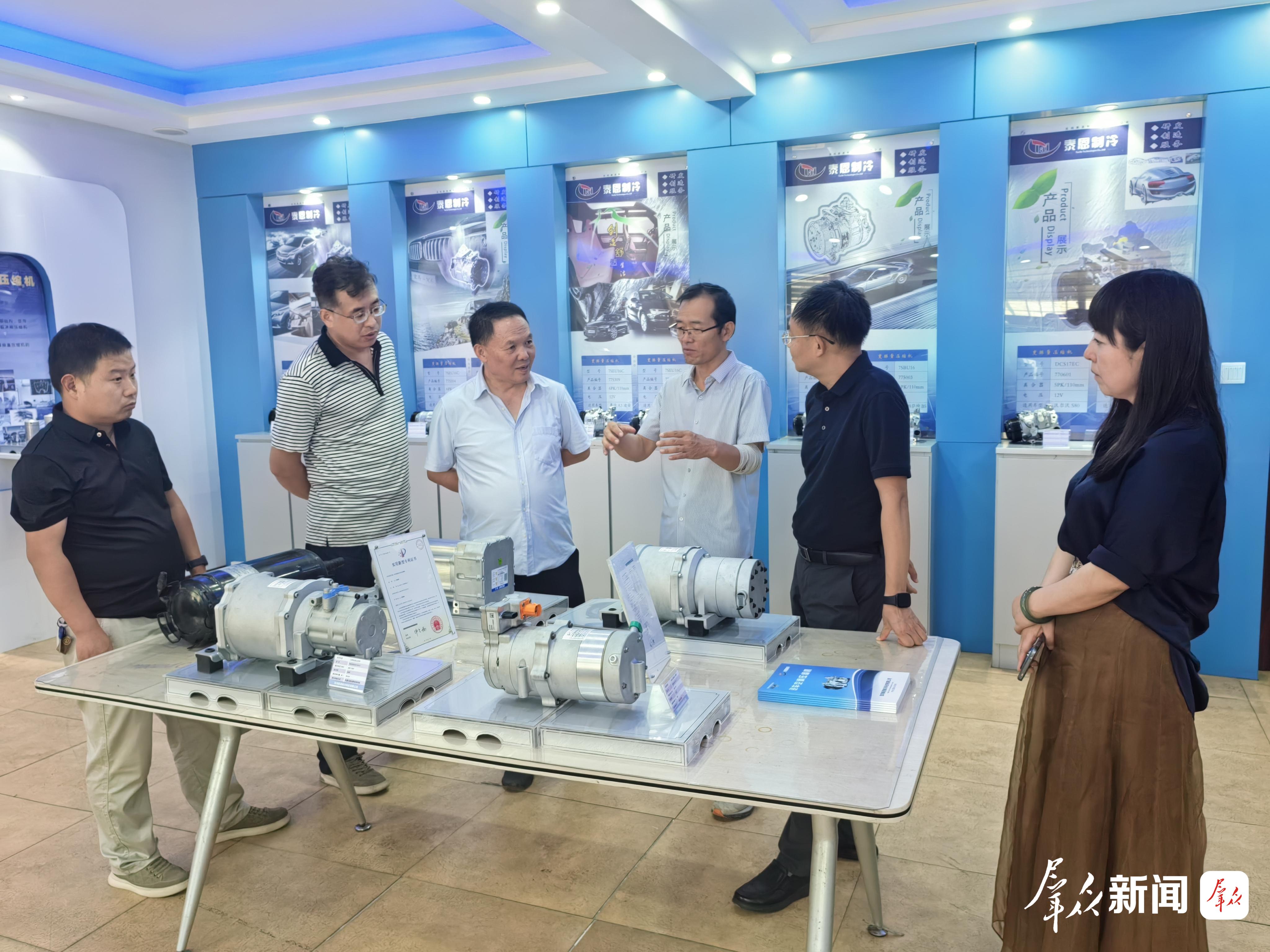 科技特派员在宝鸡泰恩制冷科技有限公司开展技术指导。
