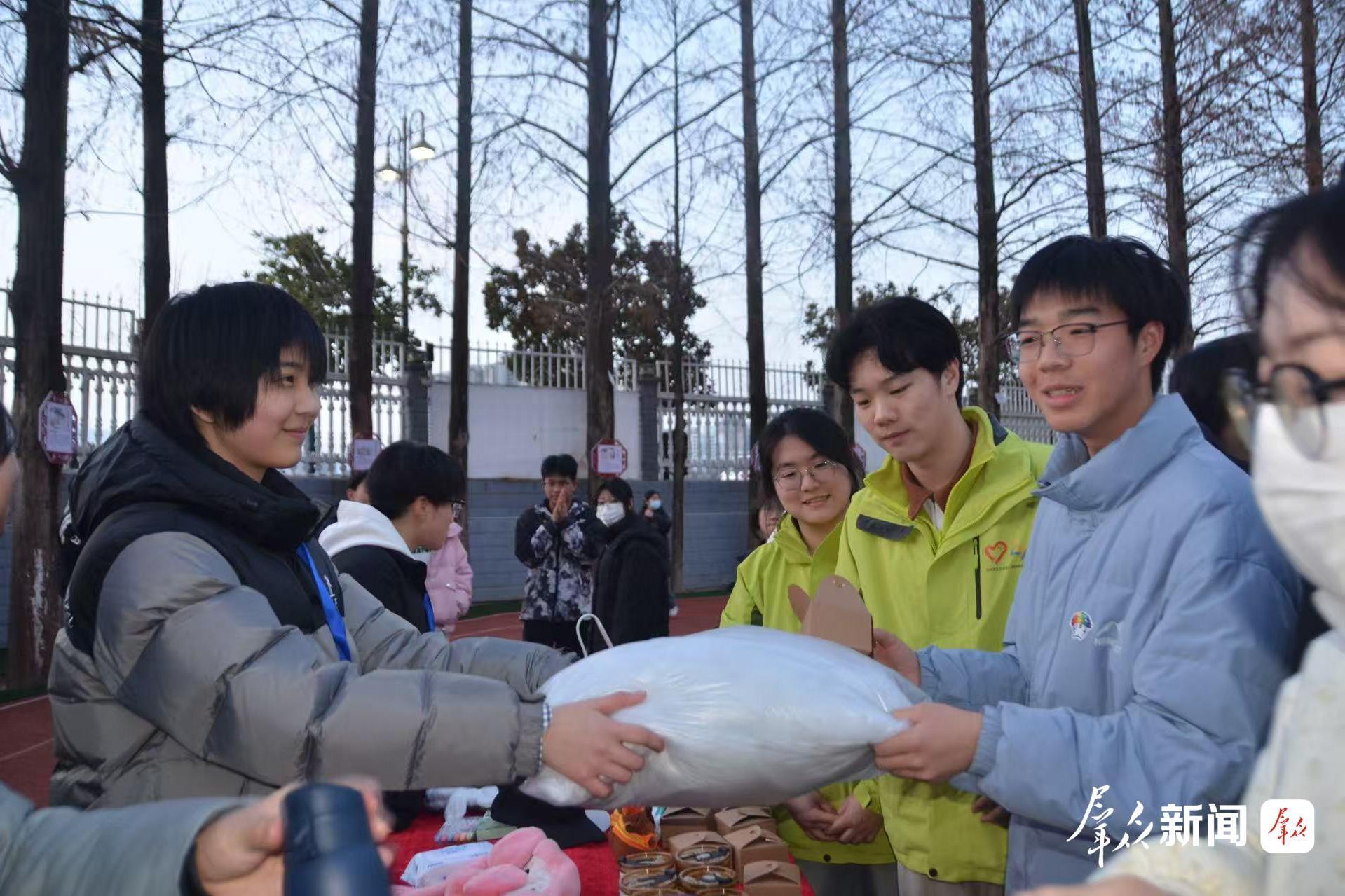 向下扎根，且以青春赴山海