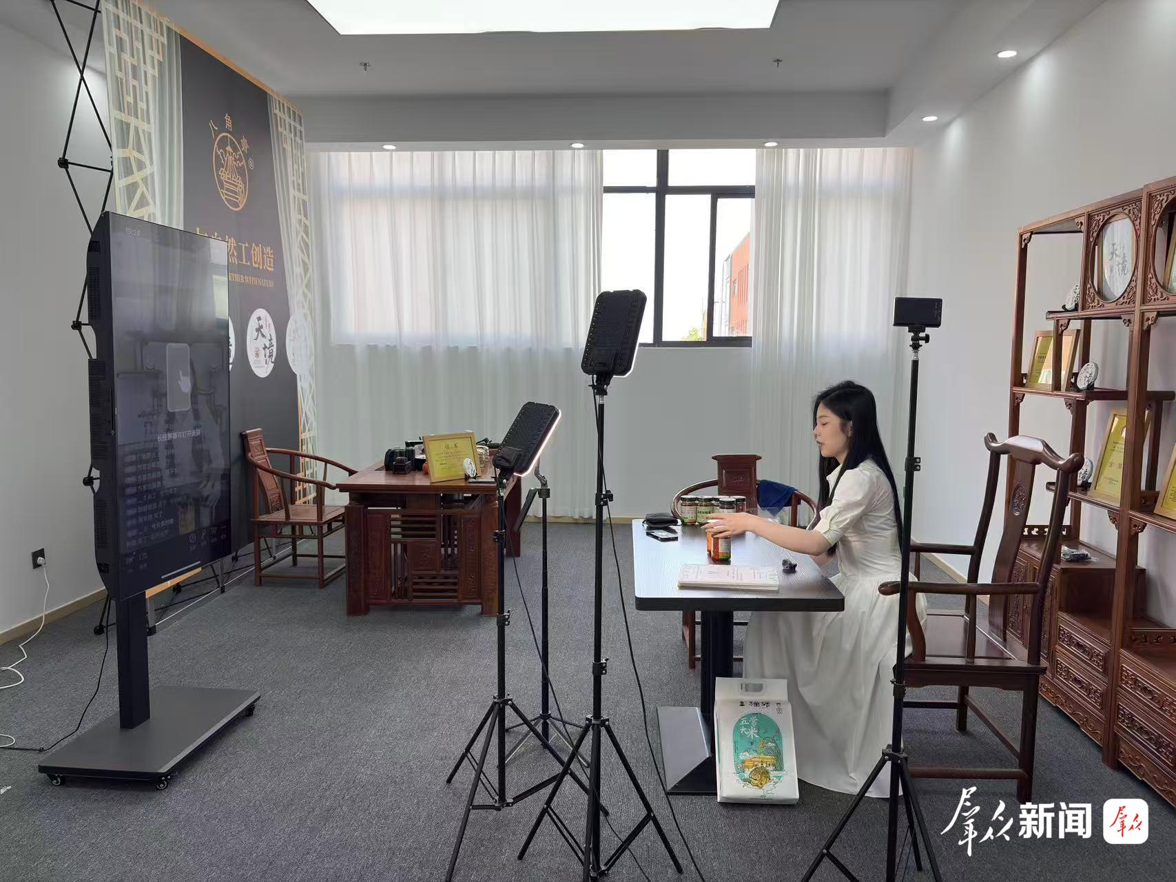 在安康市方言岛电商直播产业基地,主播正推介秦巴好物。