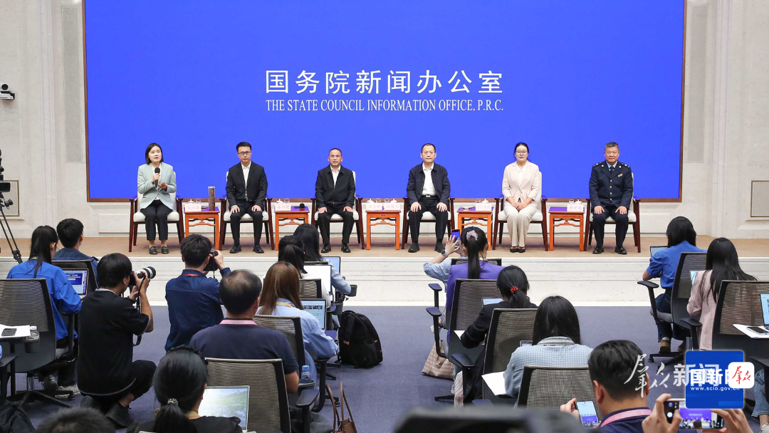 姜兴健(左二)在中外记者见面会现场。张馨摄