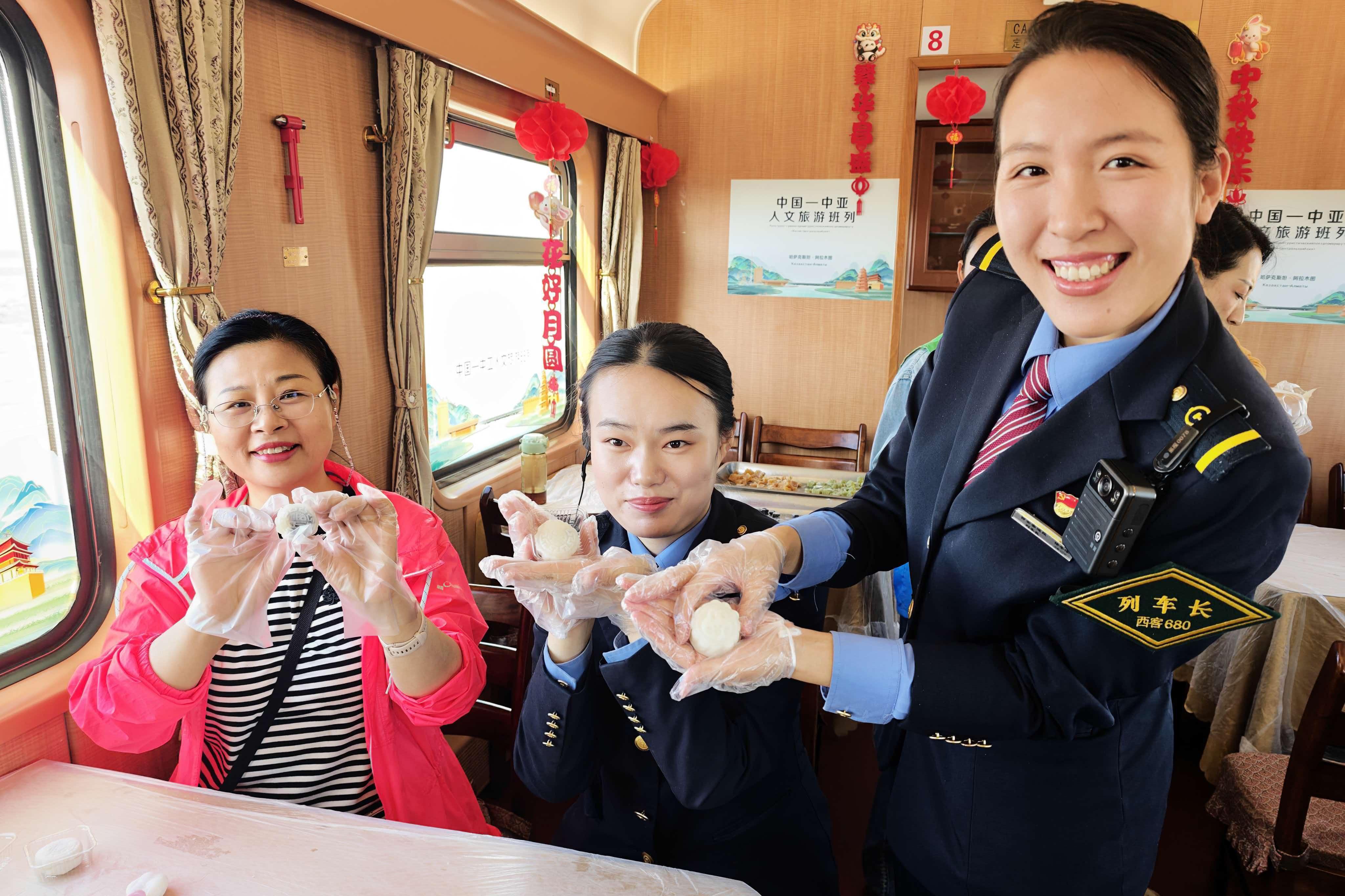 组图 | 2026年第二趟中国—中亚人文旅游班列举行中秋节主题活动