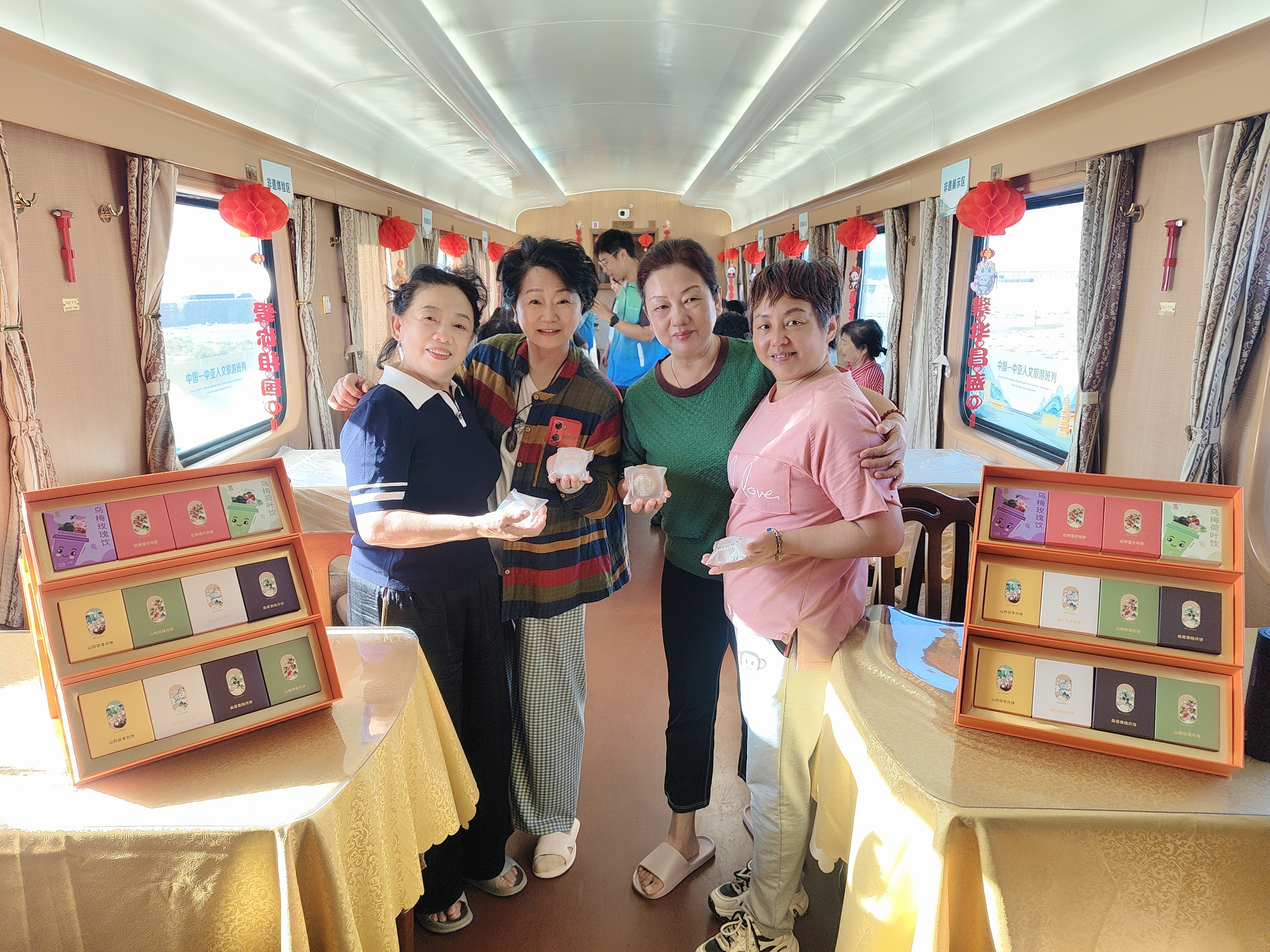 9月24日,在2026年第二趟中国——中亚人文旅游班列上,工作人员为旅客精心准备了一场别开生面的中秋主题体验活动。图为乘客展示刚制作好的冰皮月饼。