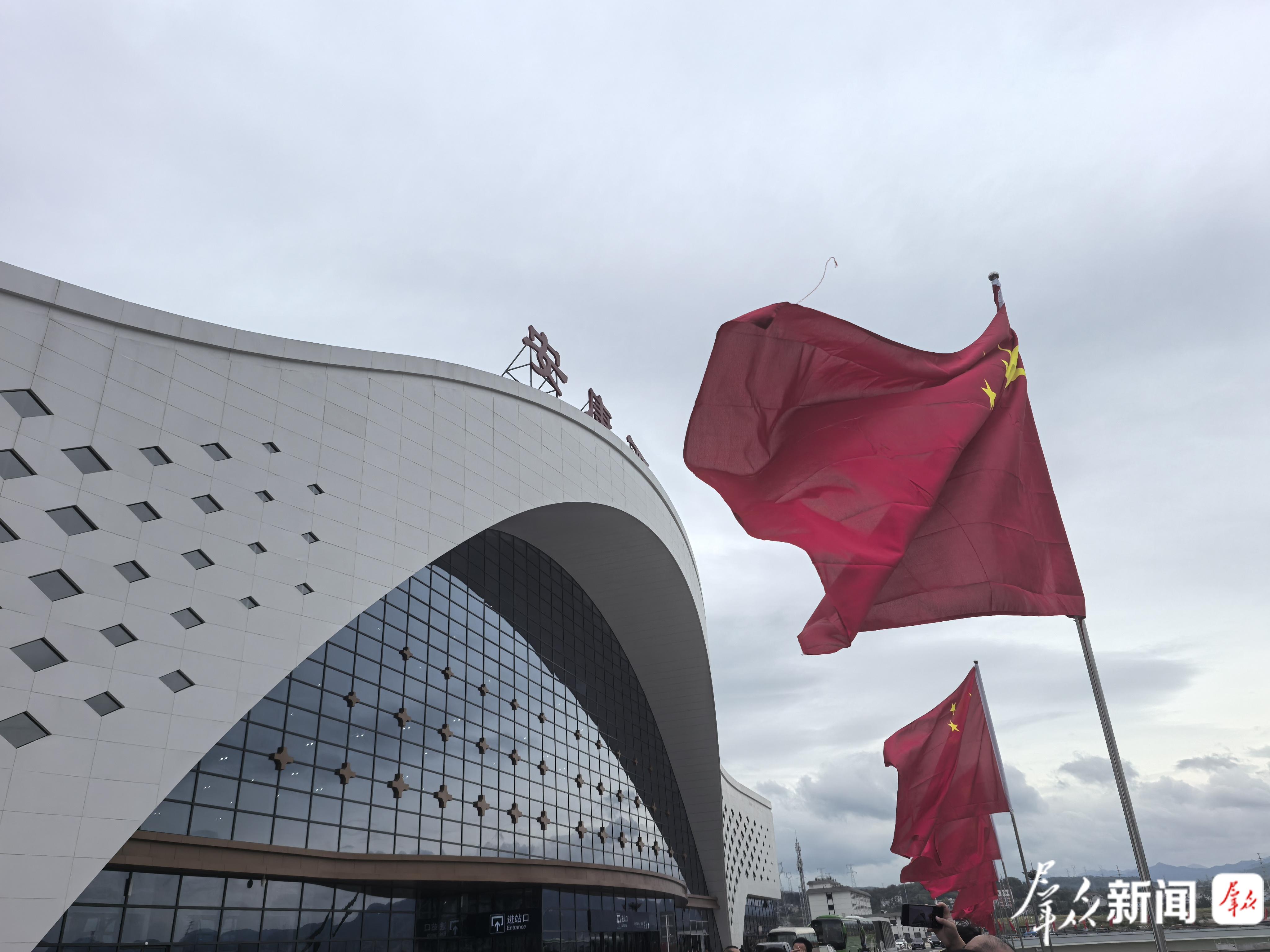 图为9月21日,安康西站站房外一面面国旗迎风飘扬。本报记者 杨光摄