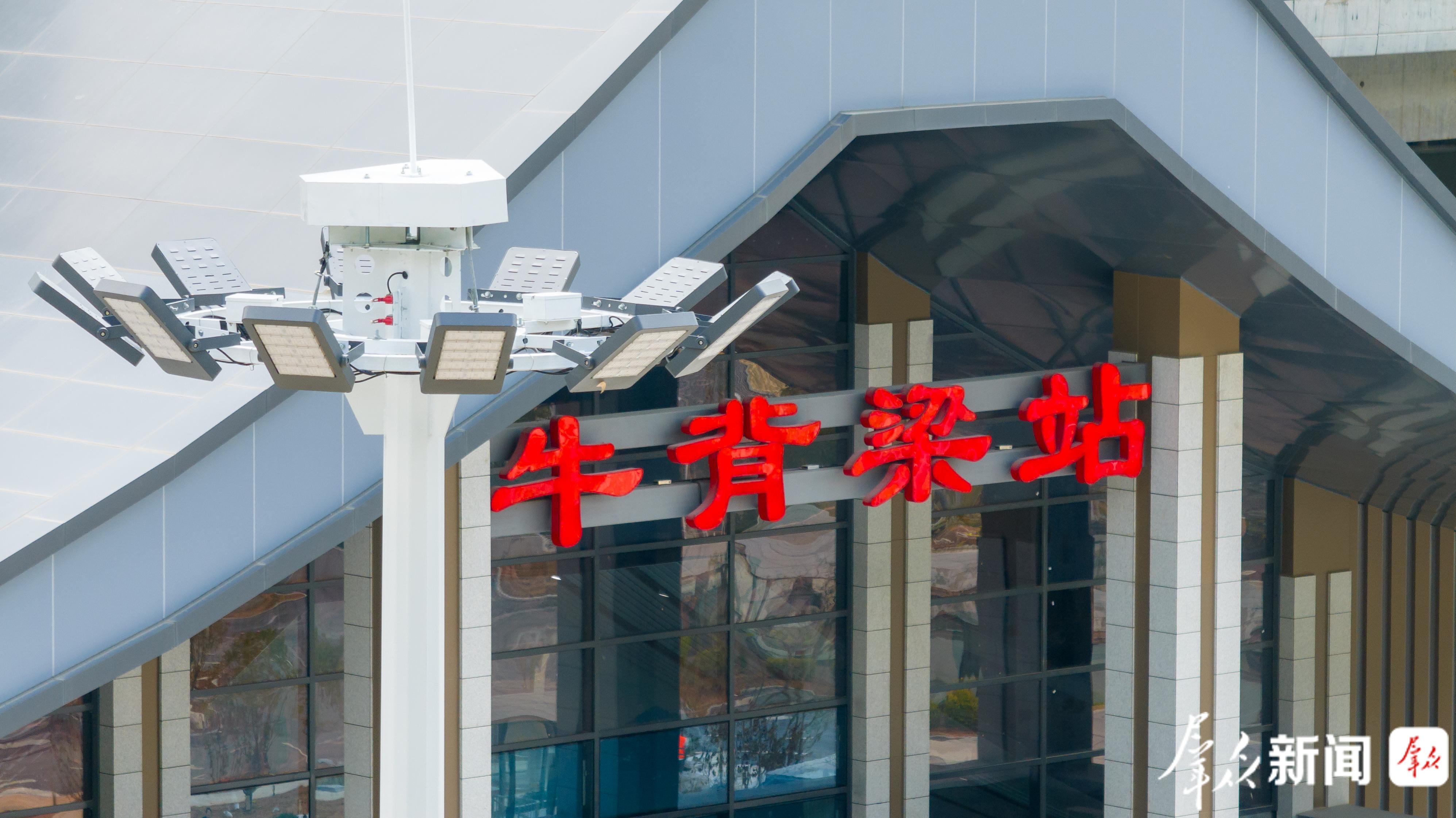 图为9月21日,航拍西康高铁牛背梁站。本报记者 杨光摄