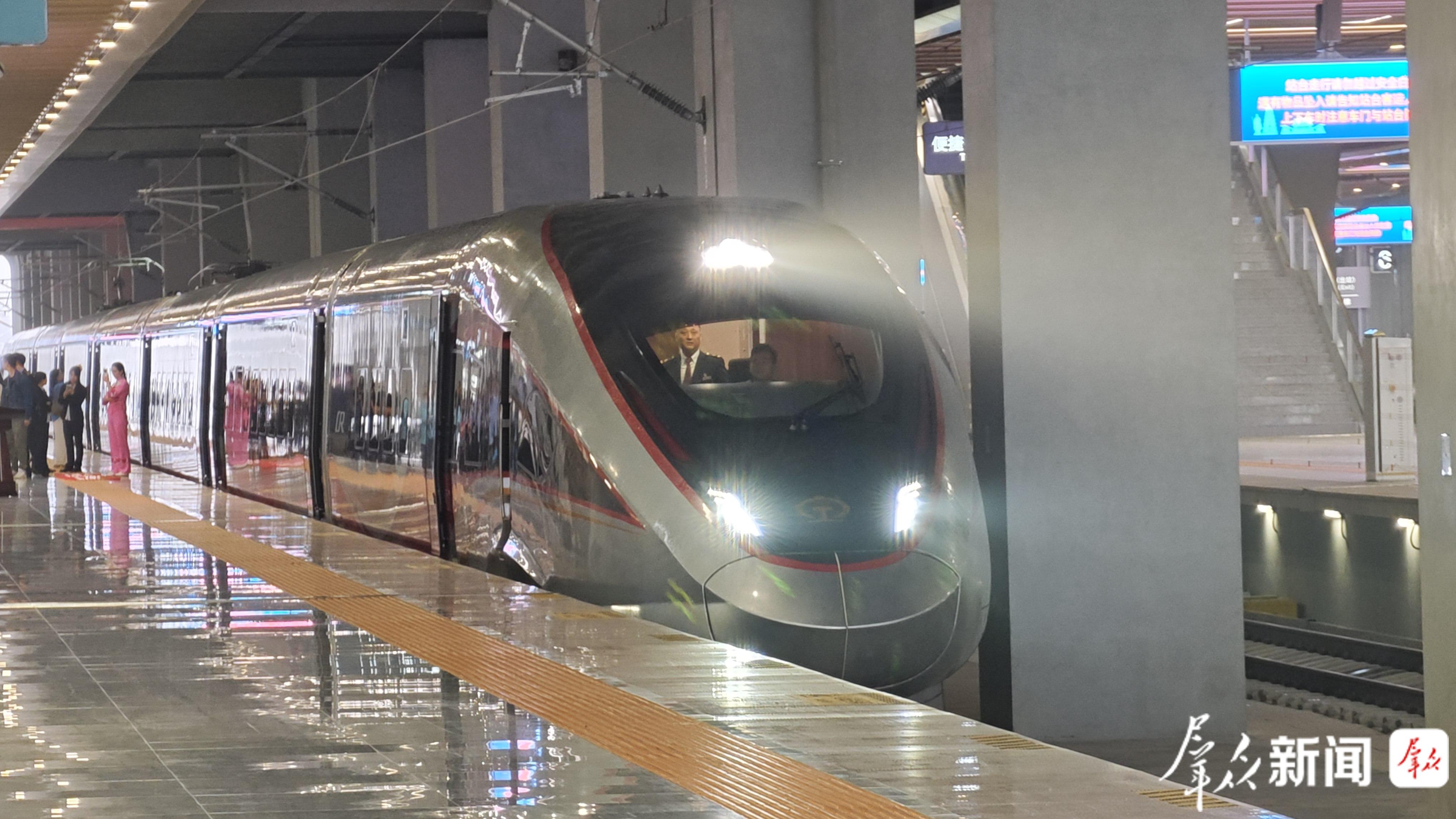 9月28日,西康高铁首发列车——G9997次动车组列车。许奥博摄