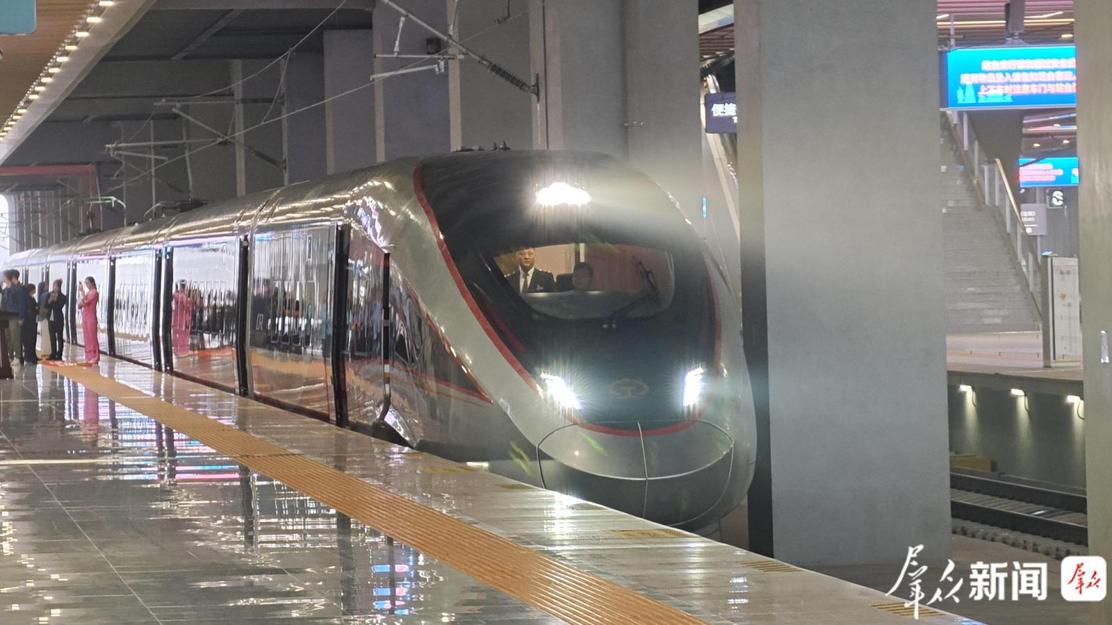 9月28日,西康高铁首发列车——G9997次动车组列车。群众新闻记者 许奥博摄