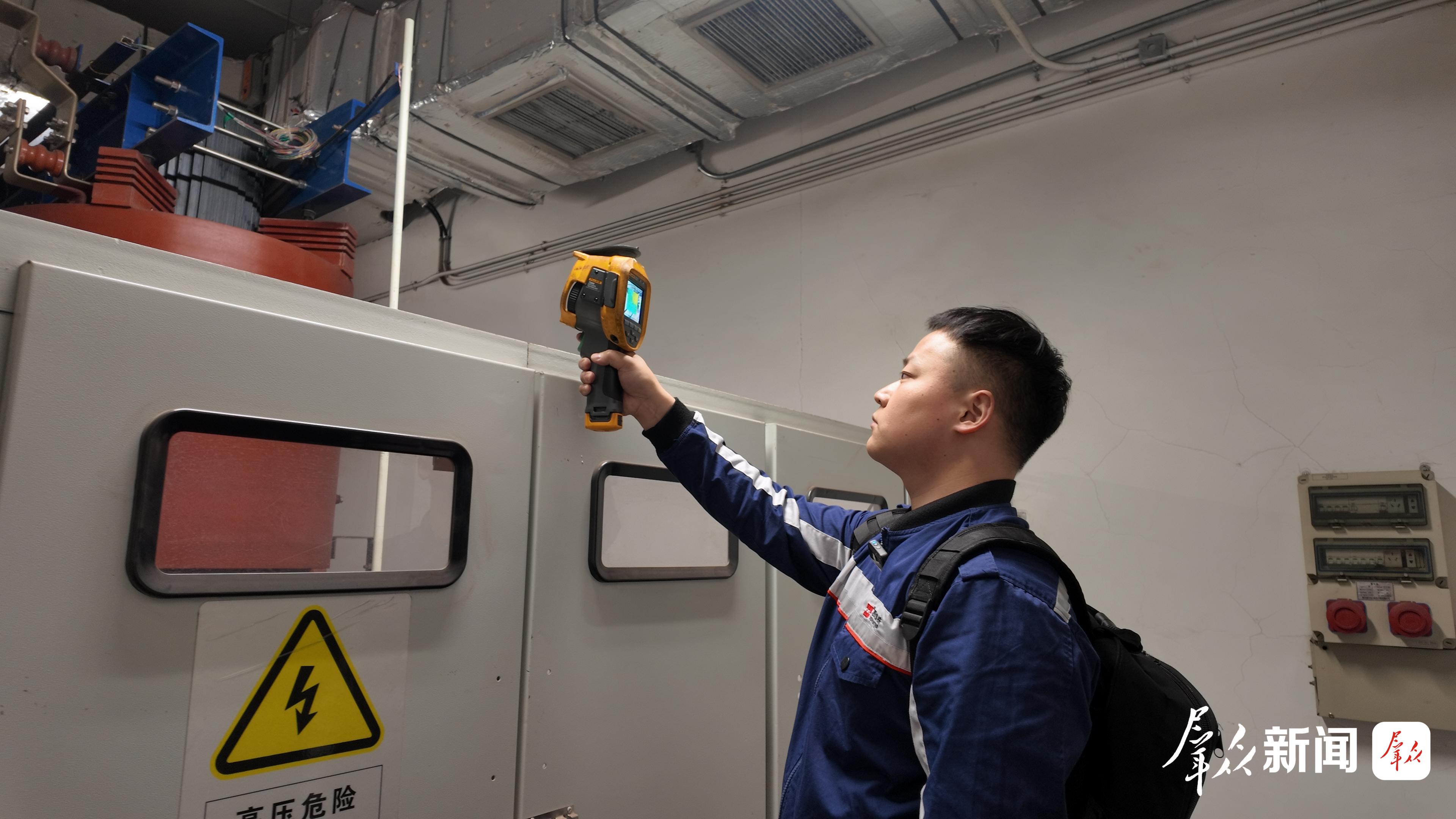 10月2日,在西安地铁4号线常青路站,西安市轨道集团运营分公司维保中心检修工进入设备房检查。