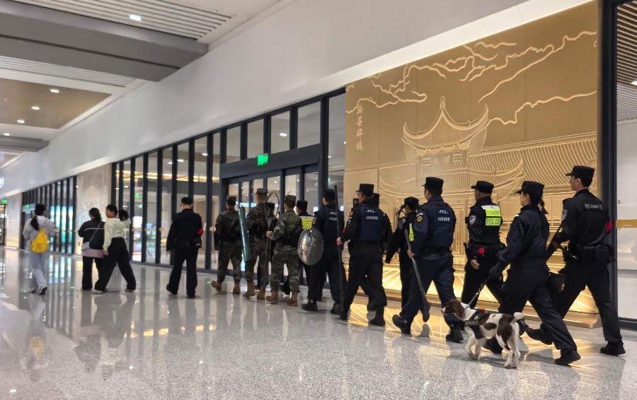 10月3日10时许,西安东站内,铁路公安民警、武警、特警、轨道交通警察正在联勤巡逻。群众新闻记者 张英摄