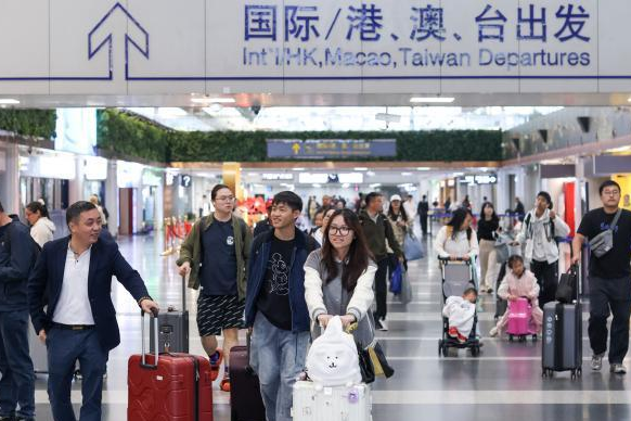 国庆假期出境游升温 外媒：中国释放旅游市场活力与消费潜力