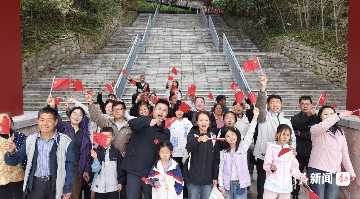 游客在华山合唱。