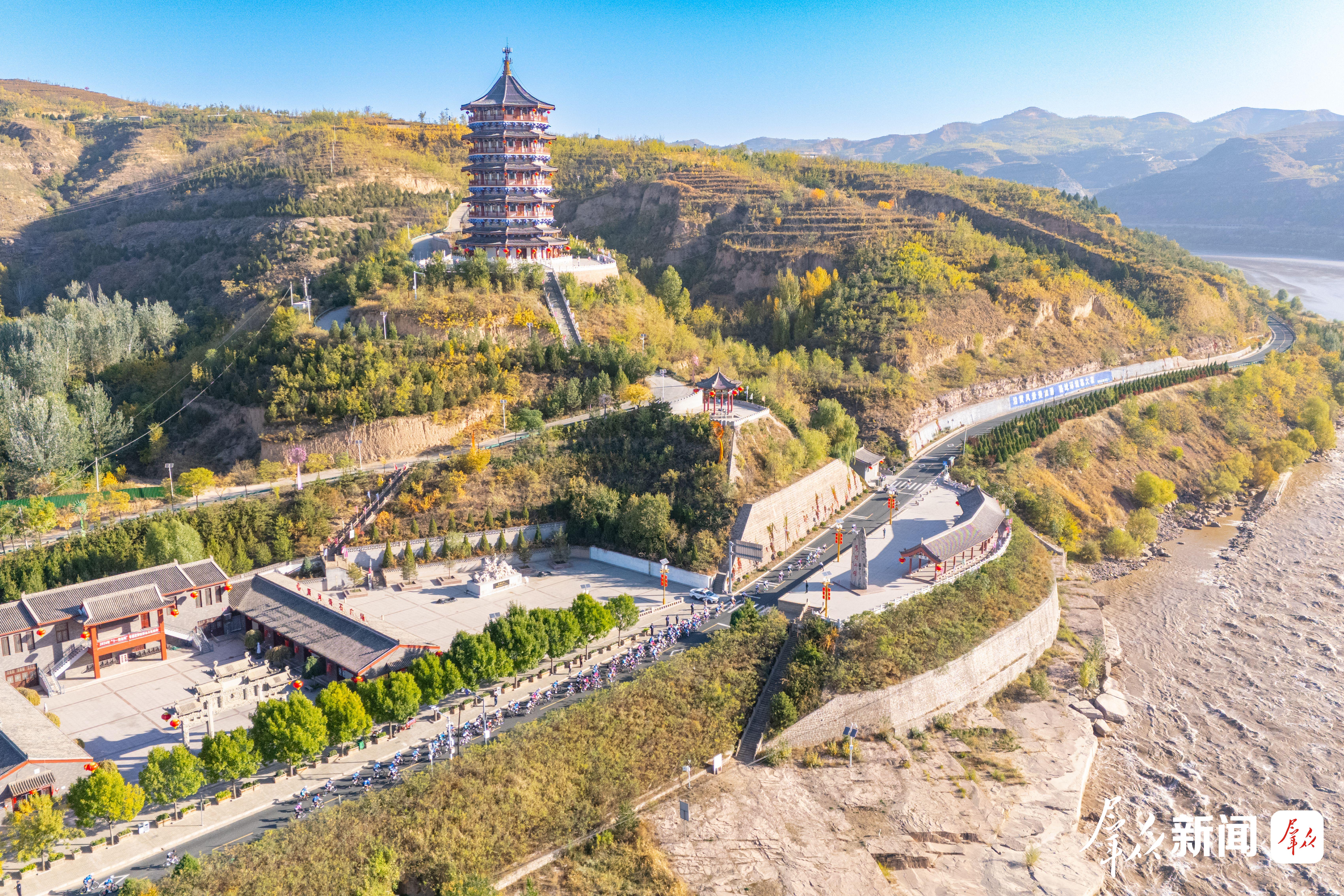 赛道沿黄河展开,风景如画。