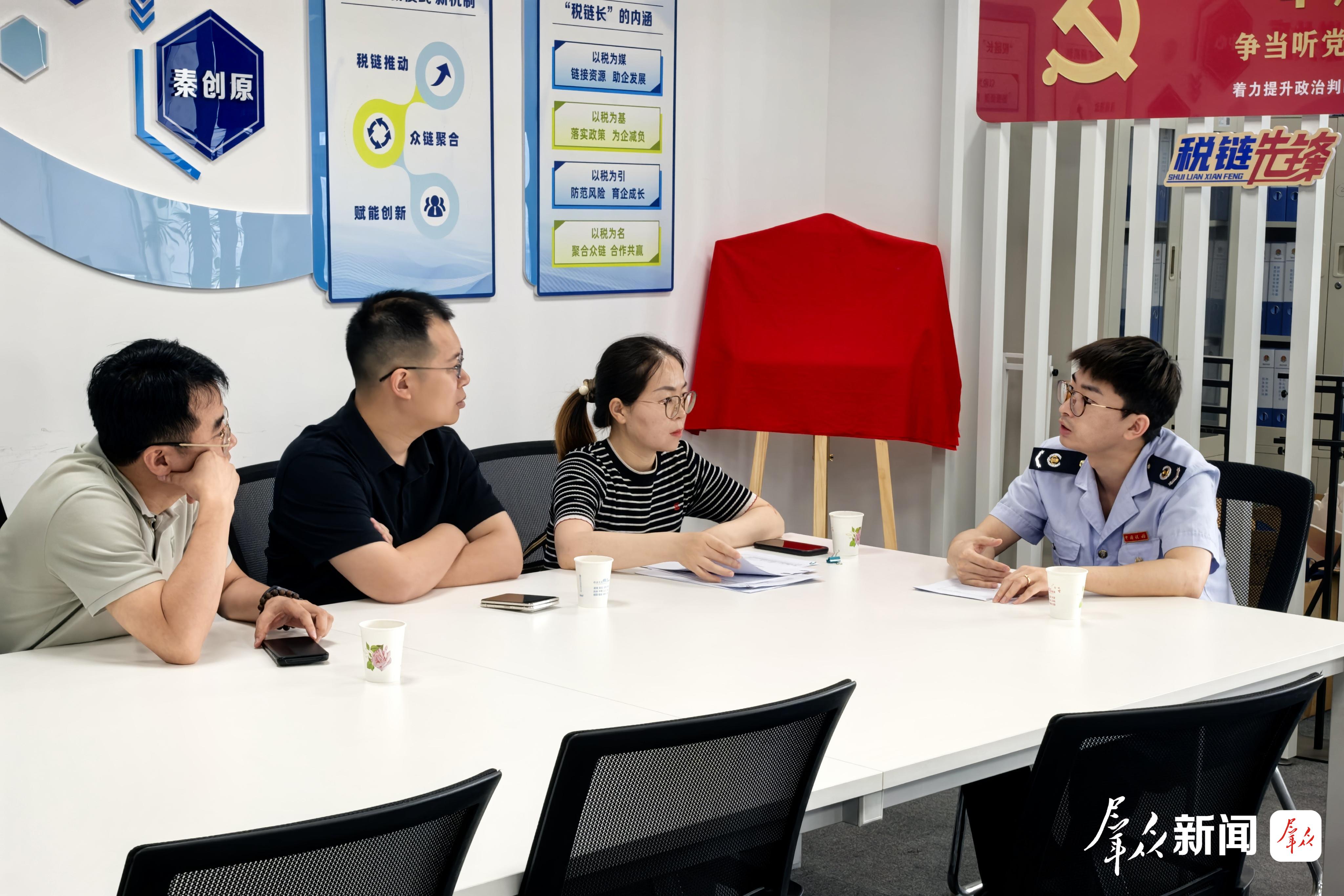 税务干部上门为企业服务。国家税务总局西安市税务局供图