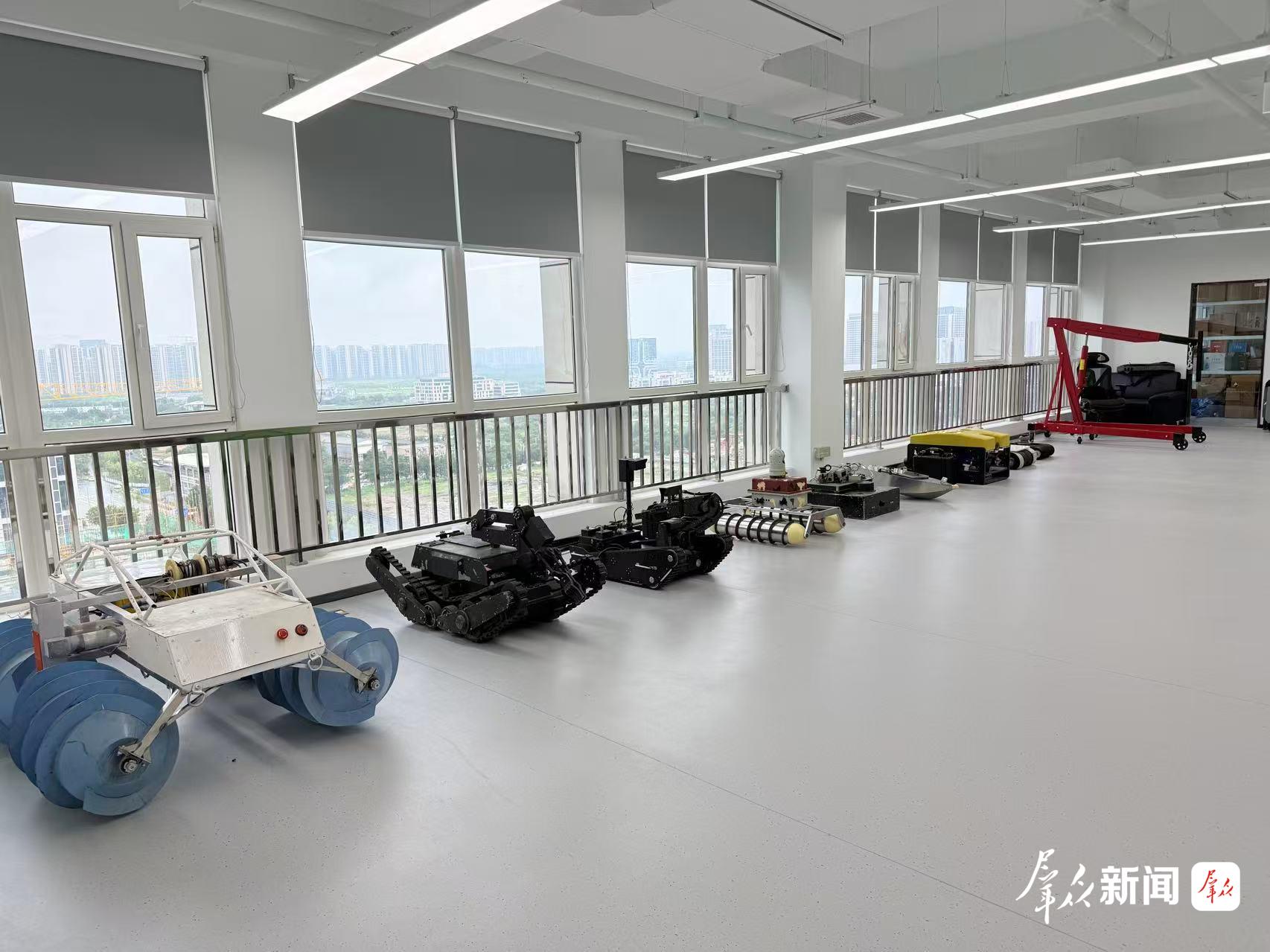 智控科技有限公司展示不同用途的水下机器人。 受访单位供图