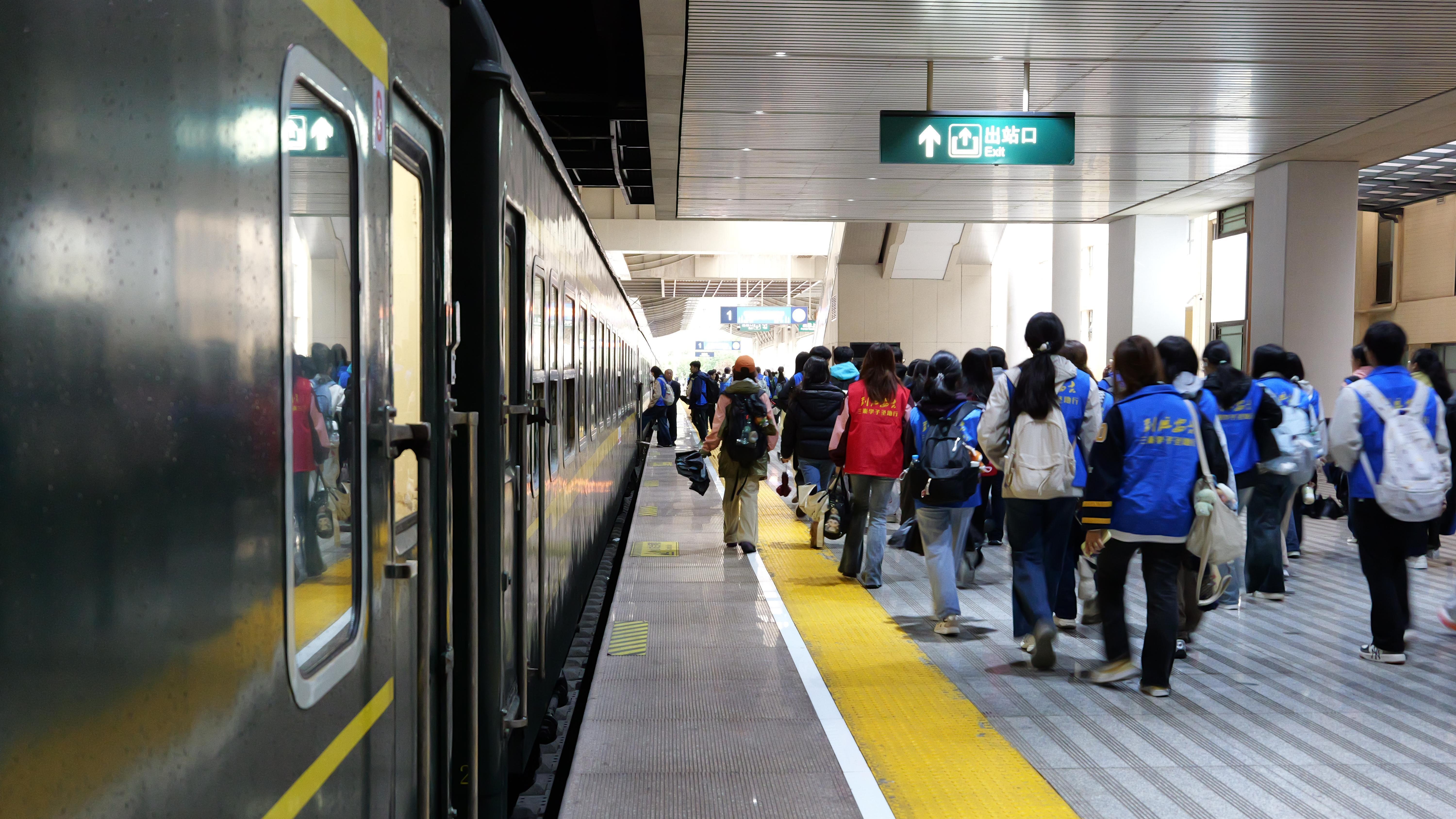 组图 | 西安铁路局2026年旅游专列开行破百列