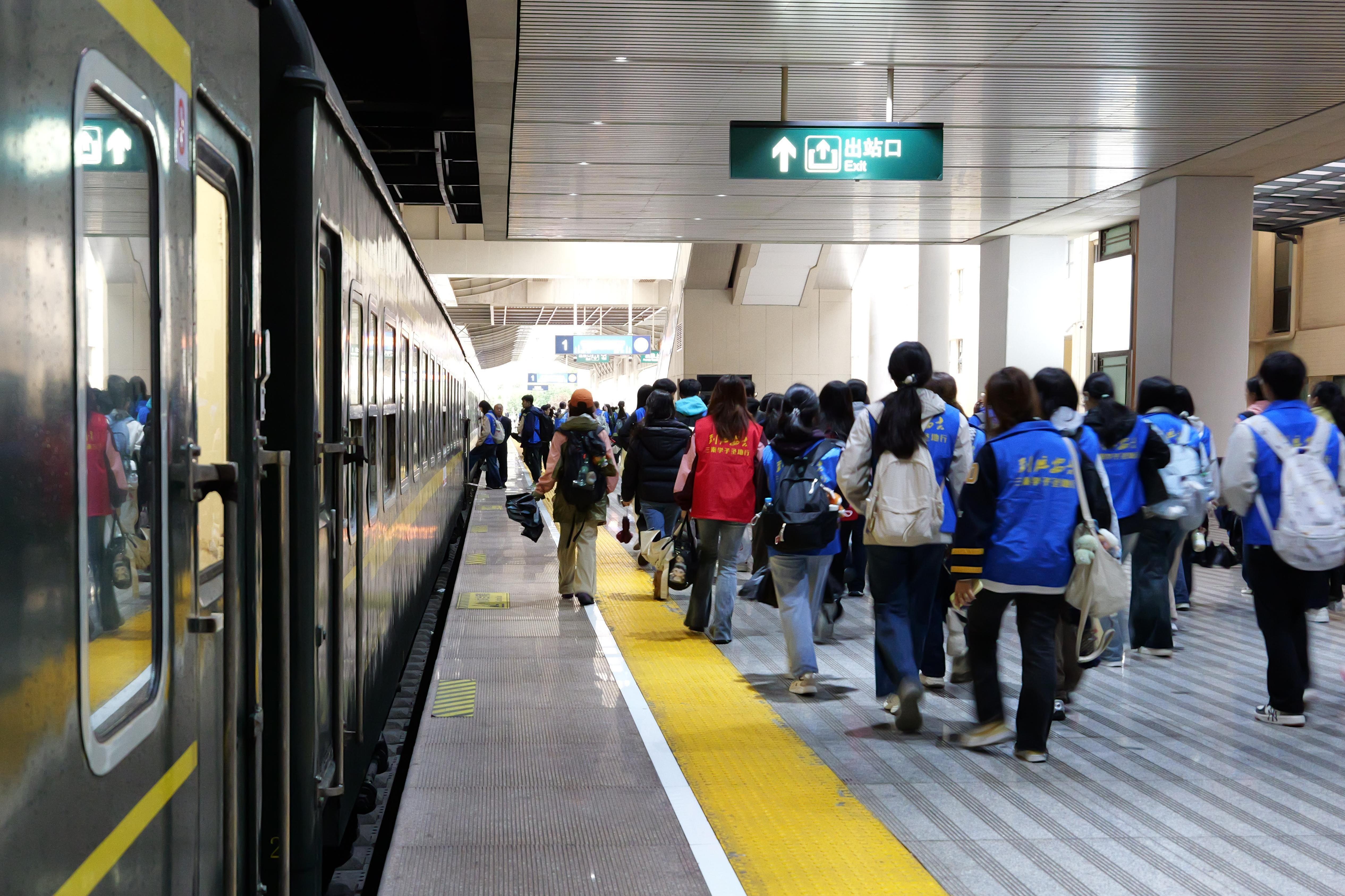 组图 | 西安铁路局2026年旅游专列开行破百列