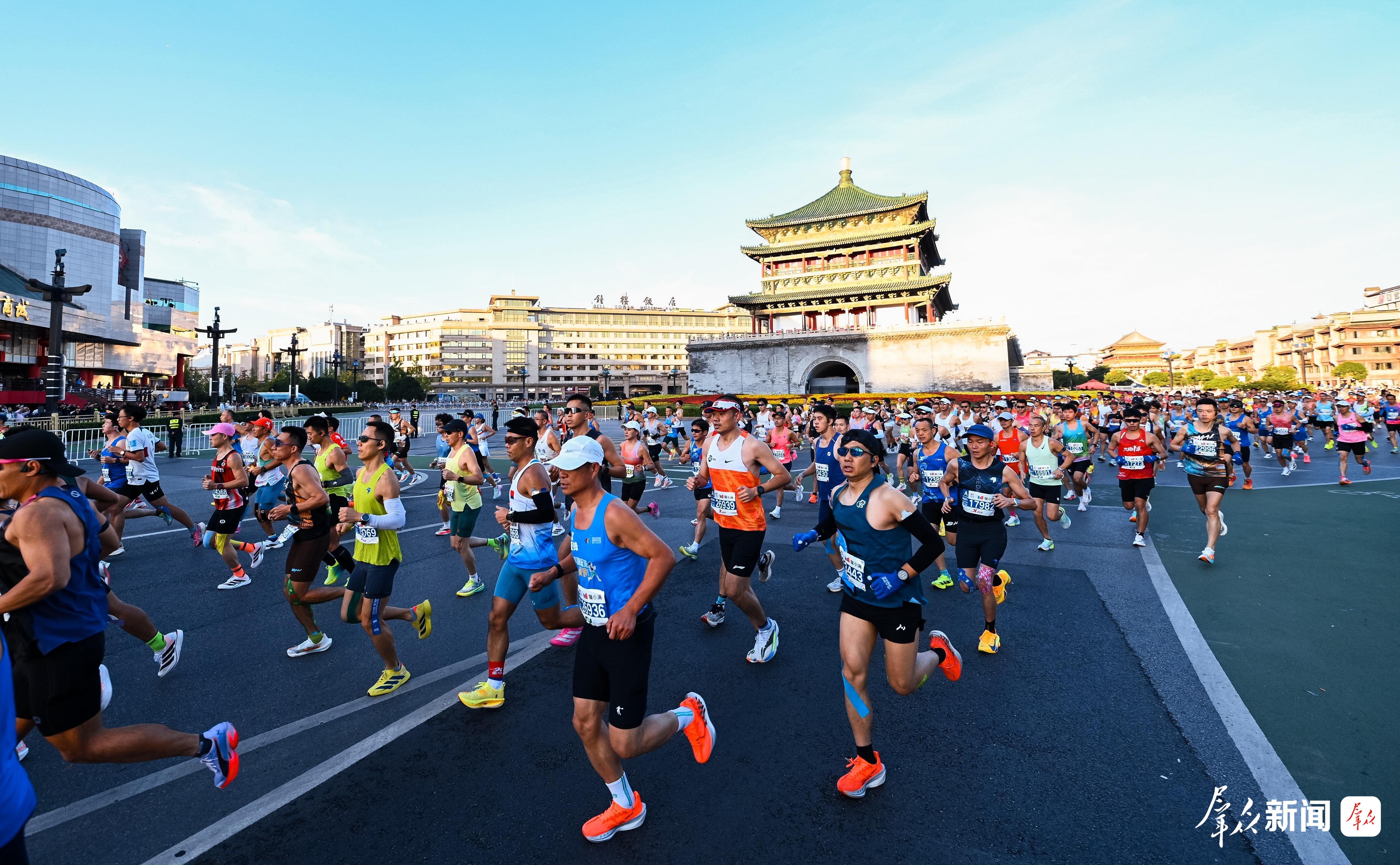 10月18日,参赛跑者途径西安钟楼。