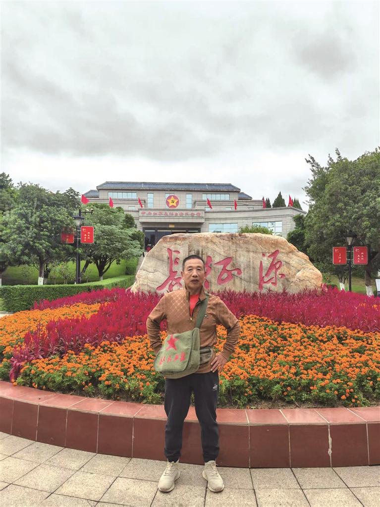 张发升在江西于都的中央红军长征出发地纪念园留念(资料照片)。 受访者供图