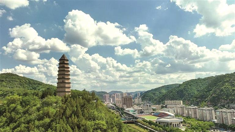 蓝天白云下的延安宝塔山雄伟壮观(资料照片)。 受访者供图