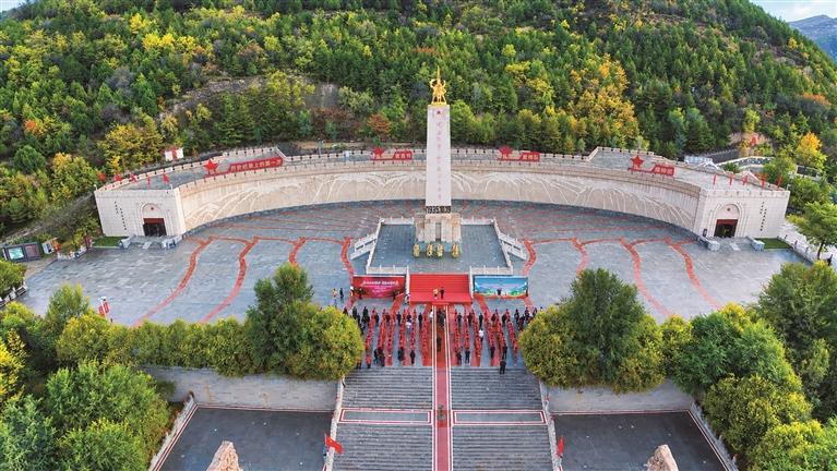 十月十七日,“赓续长征精神 青春挺膺担当”陕西省青少年纪念中国工农红军长征胜利九十周年活动在吴起县举行。 共青团陕西省委供图